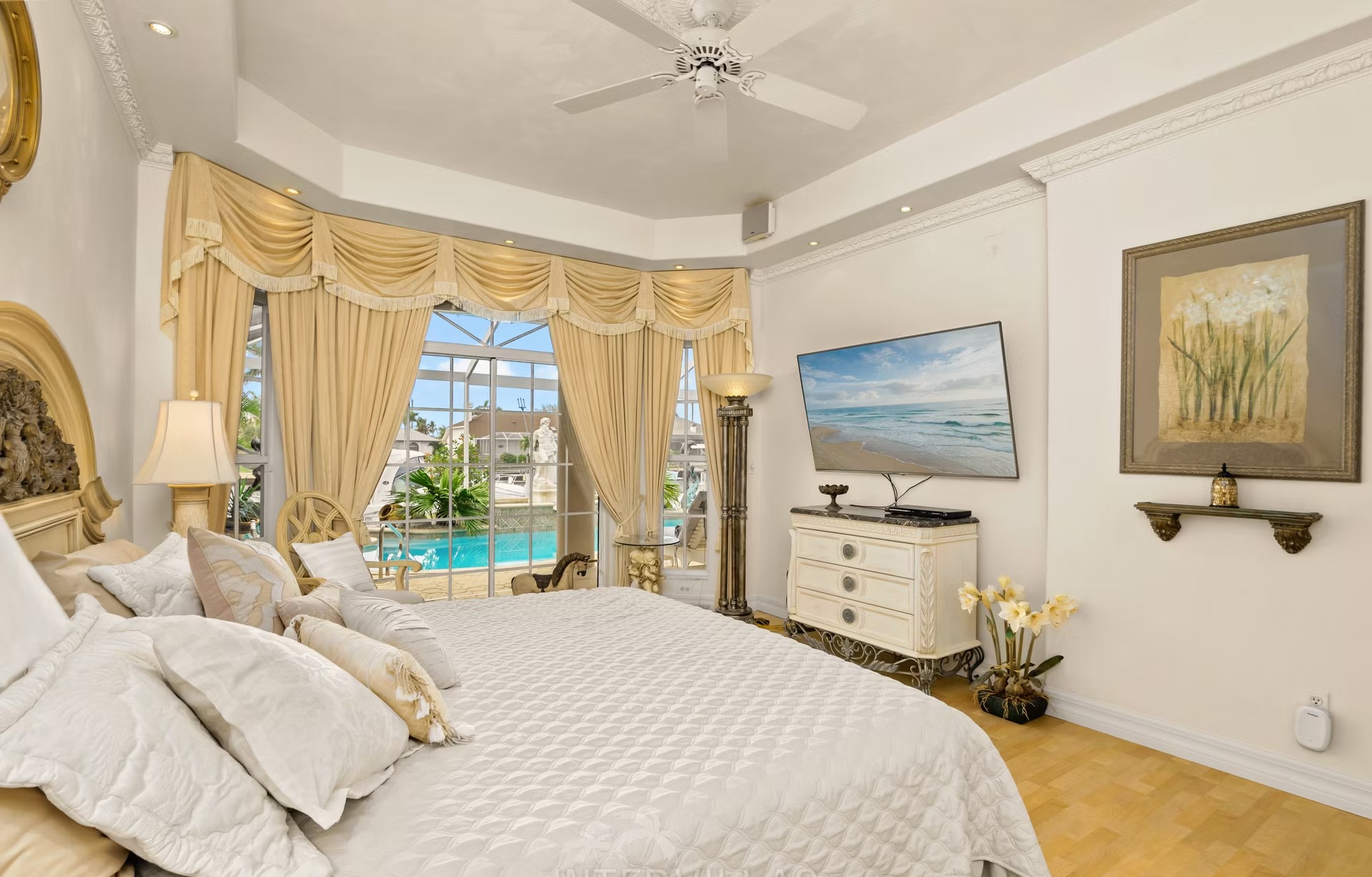 Westlich ausgerichteter Poolbereich mit Spa/Whirlpool am Wasser.