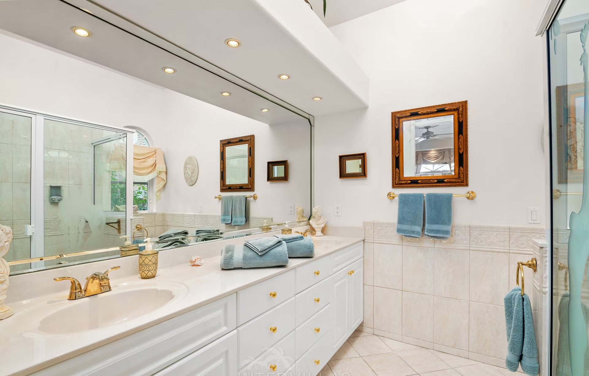 Westlich ausgerichteter Poolbereich mit Spa und Blick aufs Wasser.