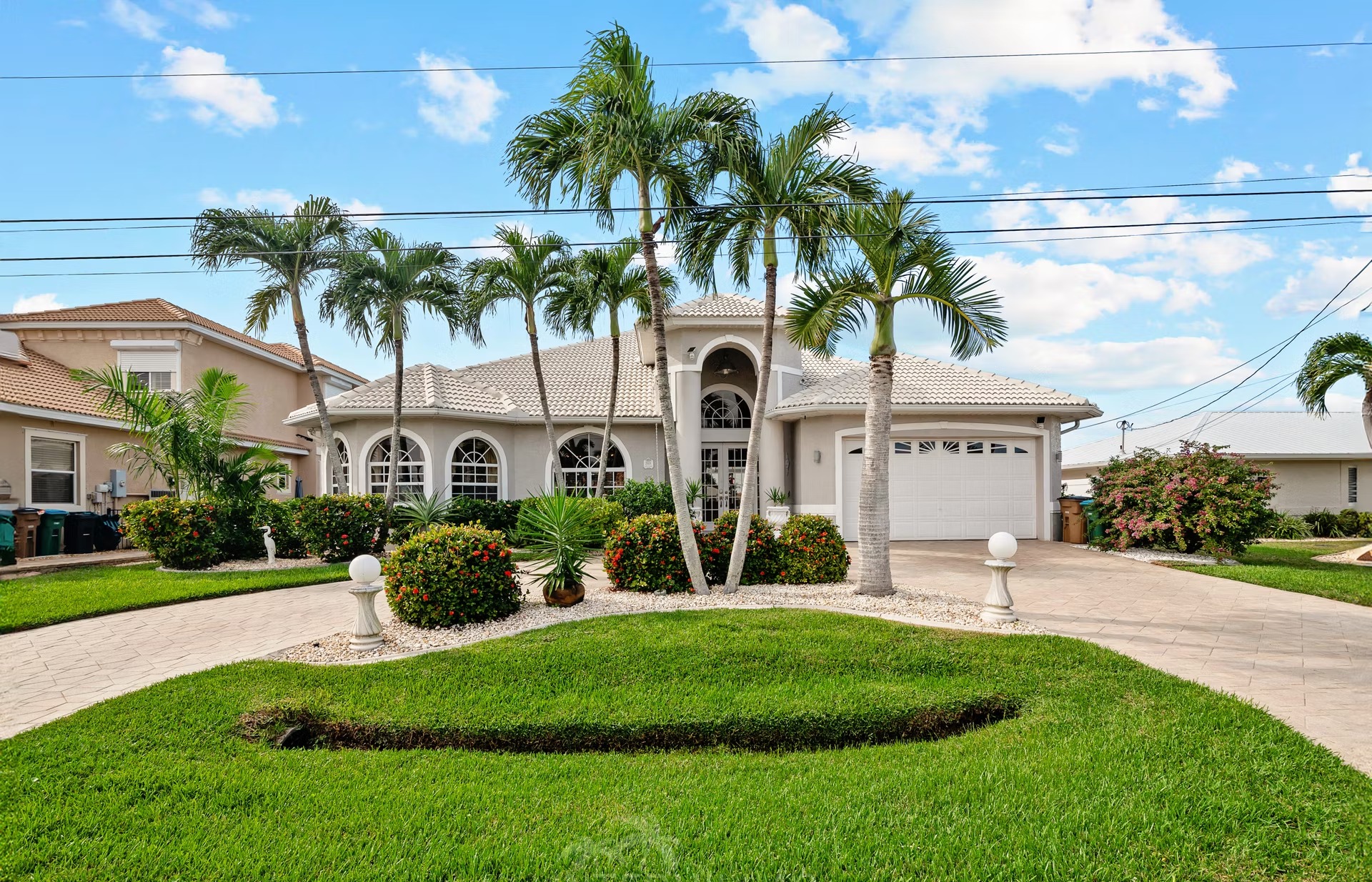 Westlich ausgerichteter Poolbereich mit Spa/Whirlpool am Wasserkanal.