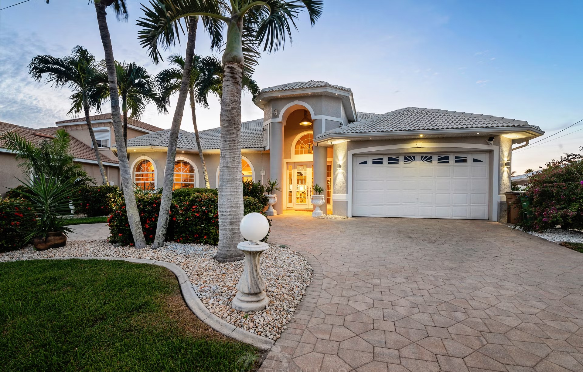 Westlich ausgerichteter Poolbereich mit Spa und Blick aufs Wasser.