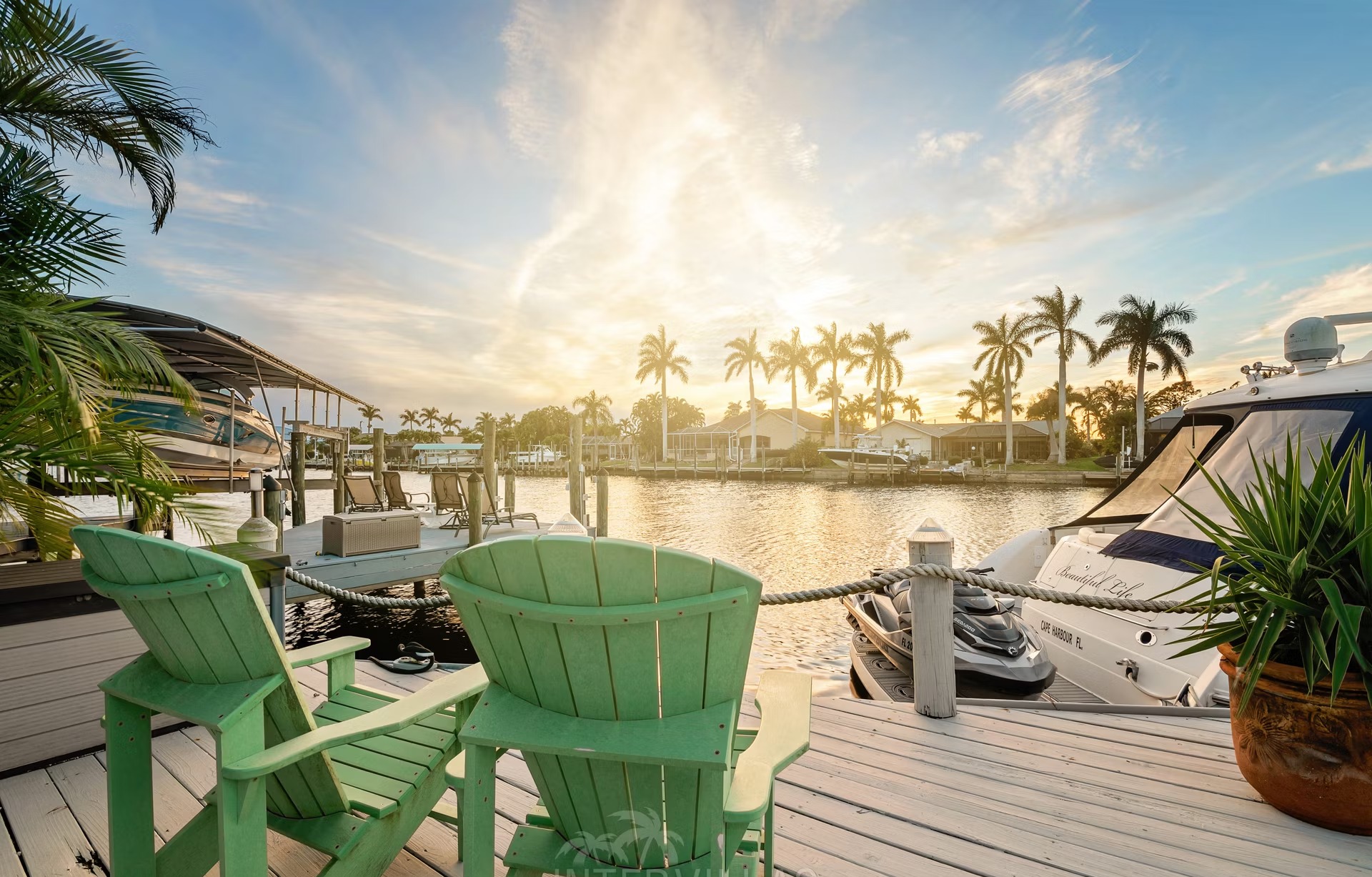Westlich ausgerichteter Poolbereich mit Spa/Whirlpool am Wasser.