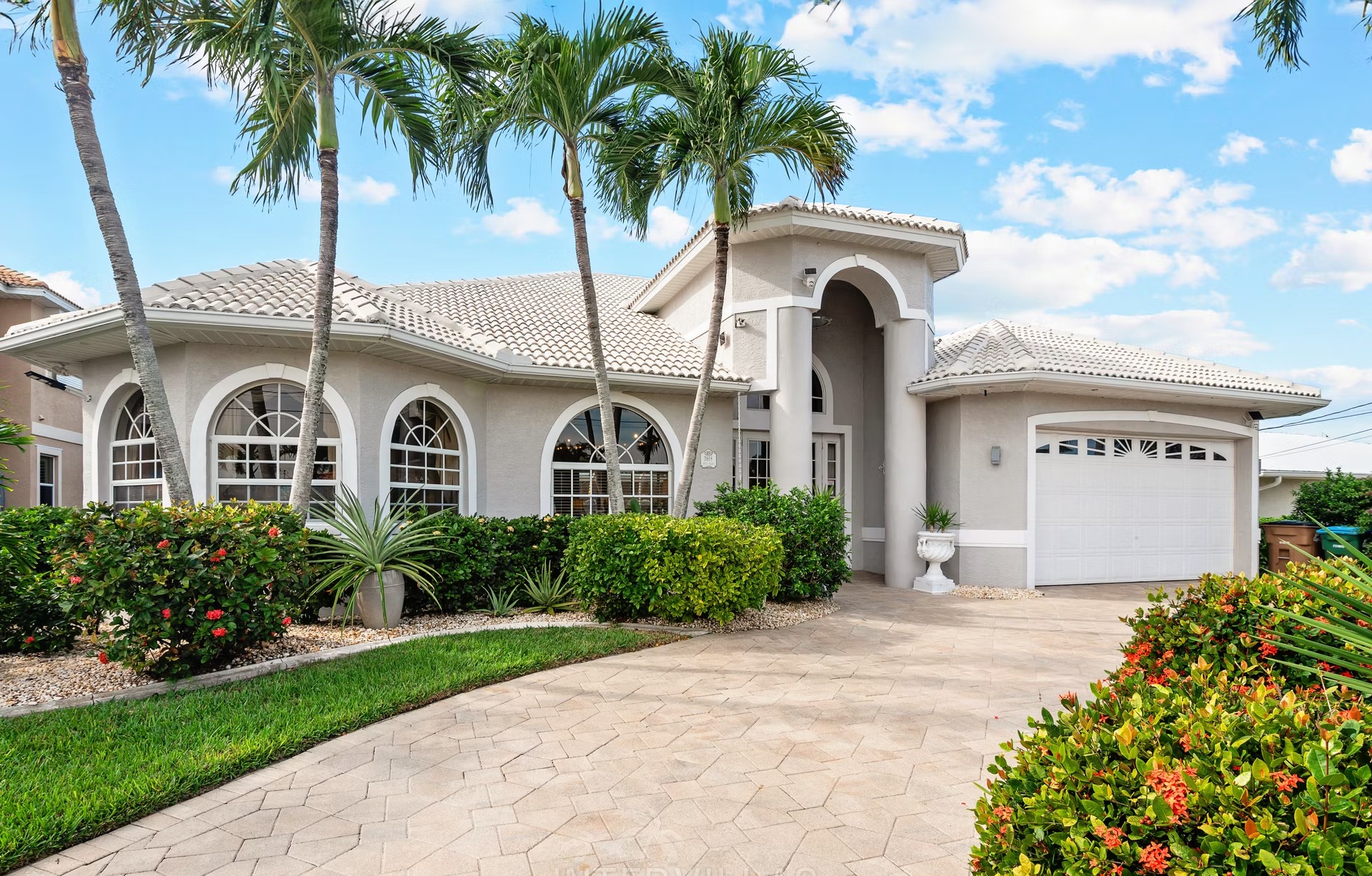 Westlich ausgerichteter Poolbereich mit Spa/Whirlpool am Wasser.