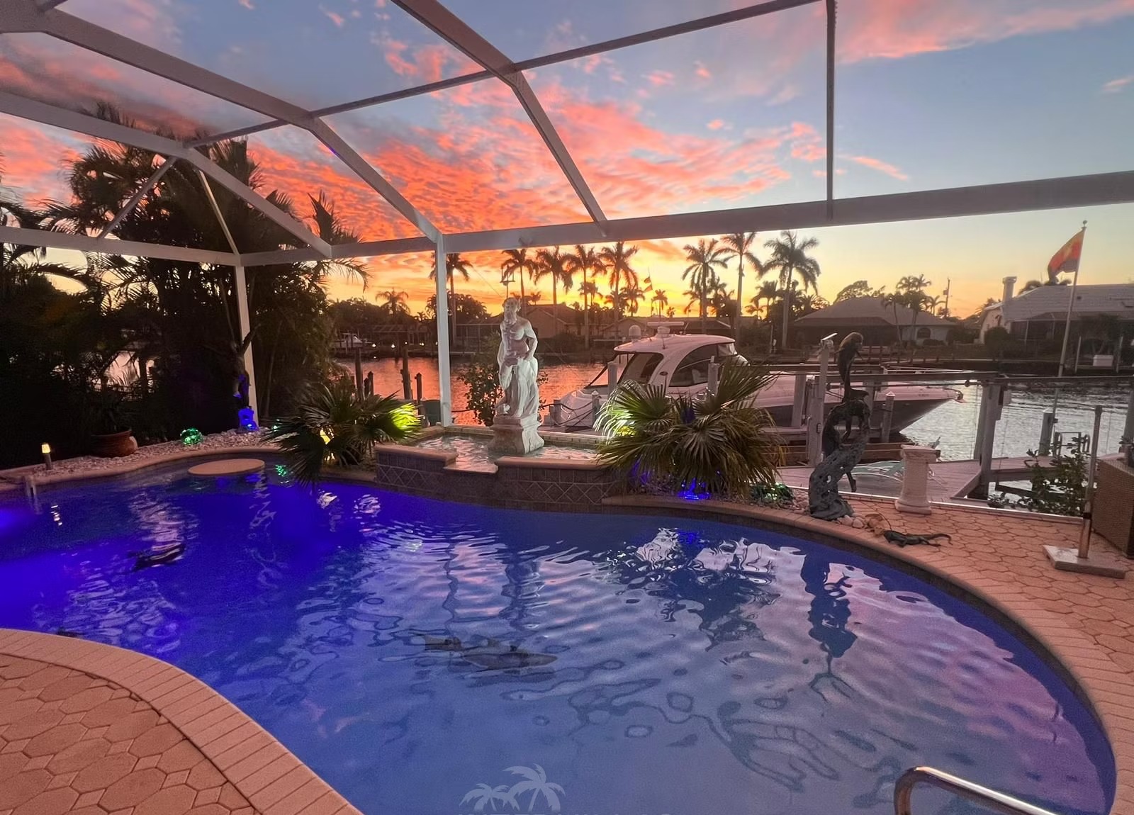 Westlich ausgerichteter Poolbereich mit Spa/Whirlpool am Wasser.