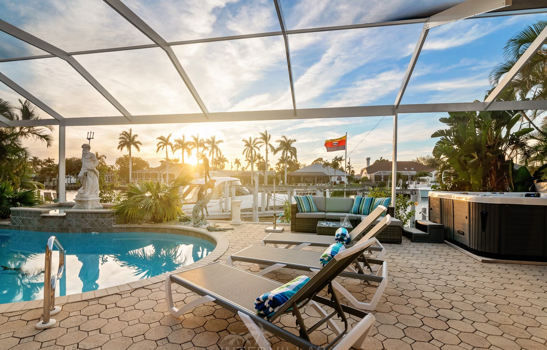 Westlich ausgerichteter Poolbereich mit Spa am Wasser.