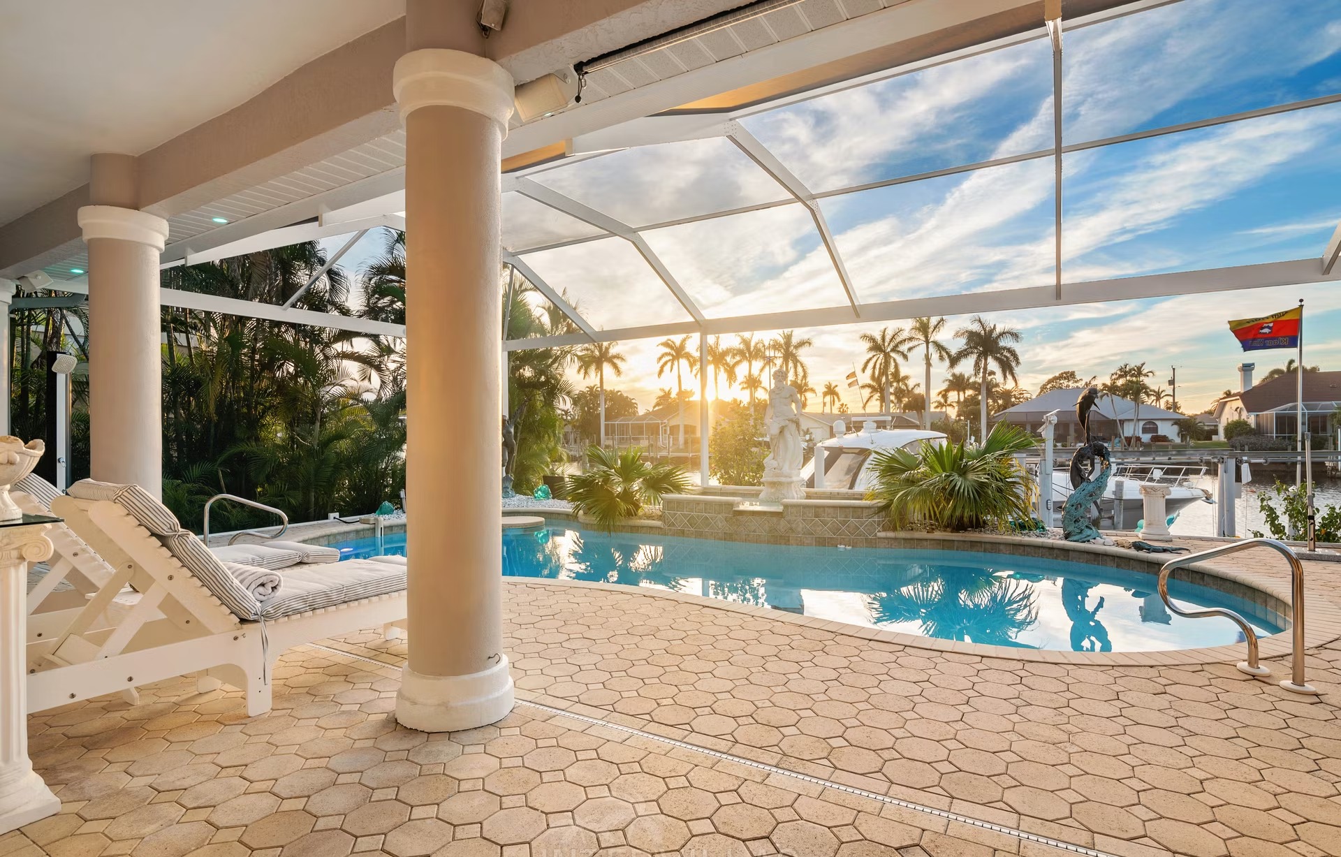 Westlich ausgerichteter Poolbereich mit Spa/Whirlpool am Wasser.