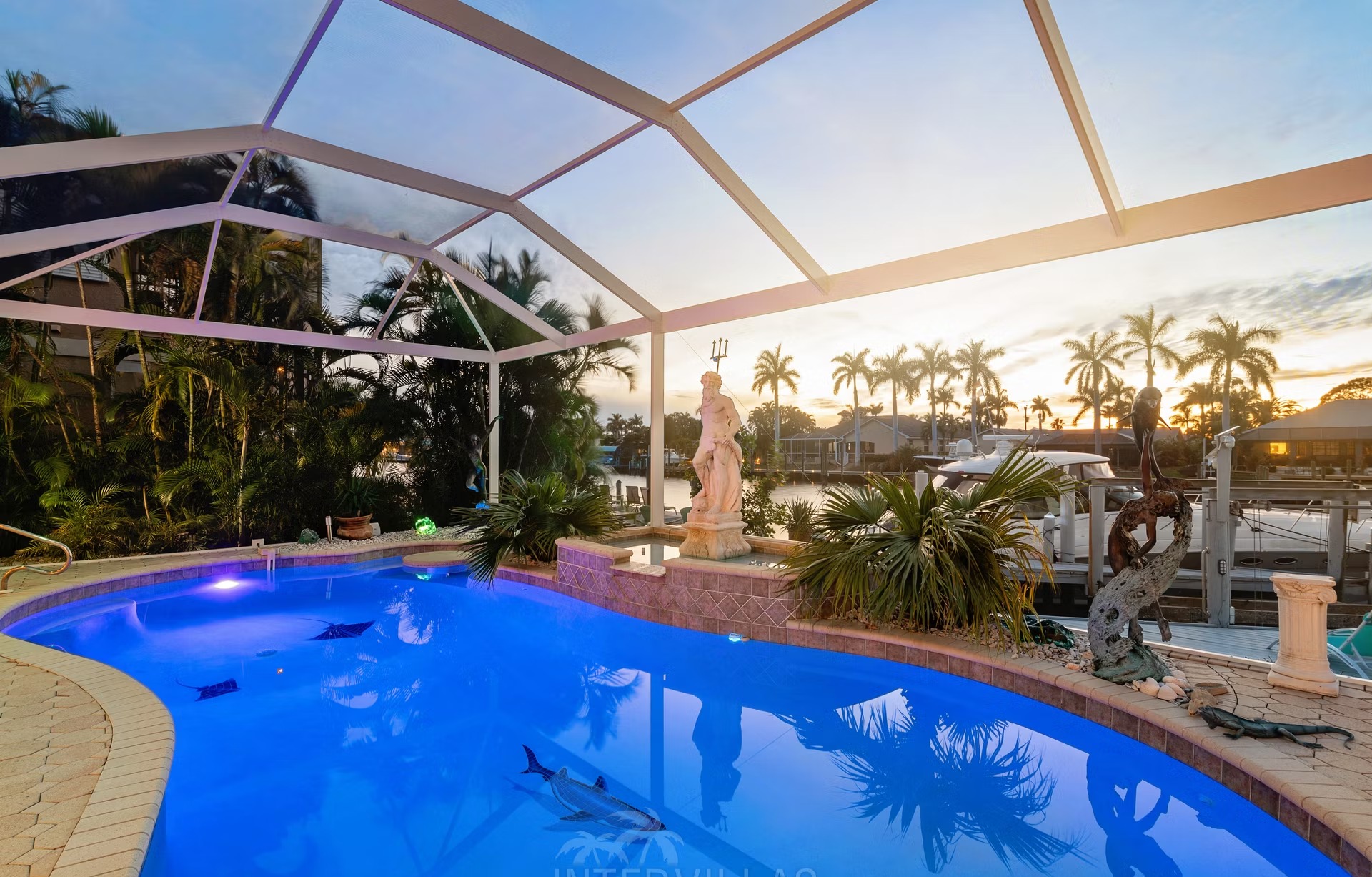 Westlich ausgerichteter Poolbereich mit Spa/Whirlpool am Wasser.