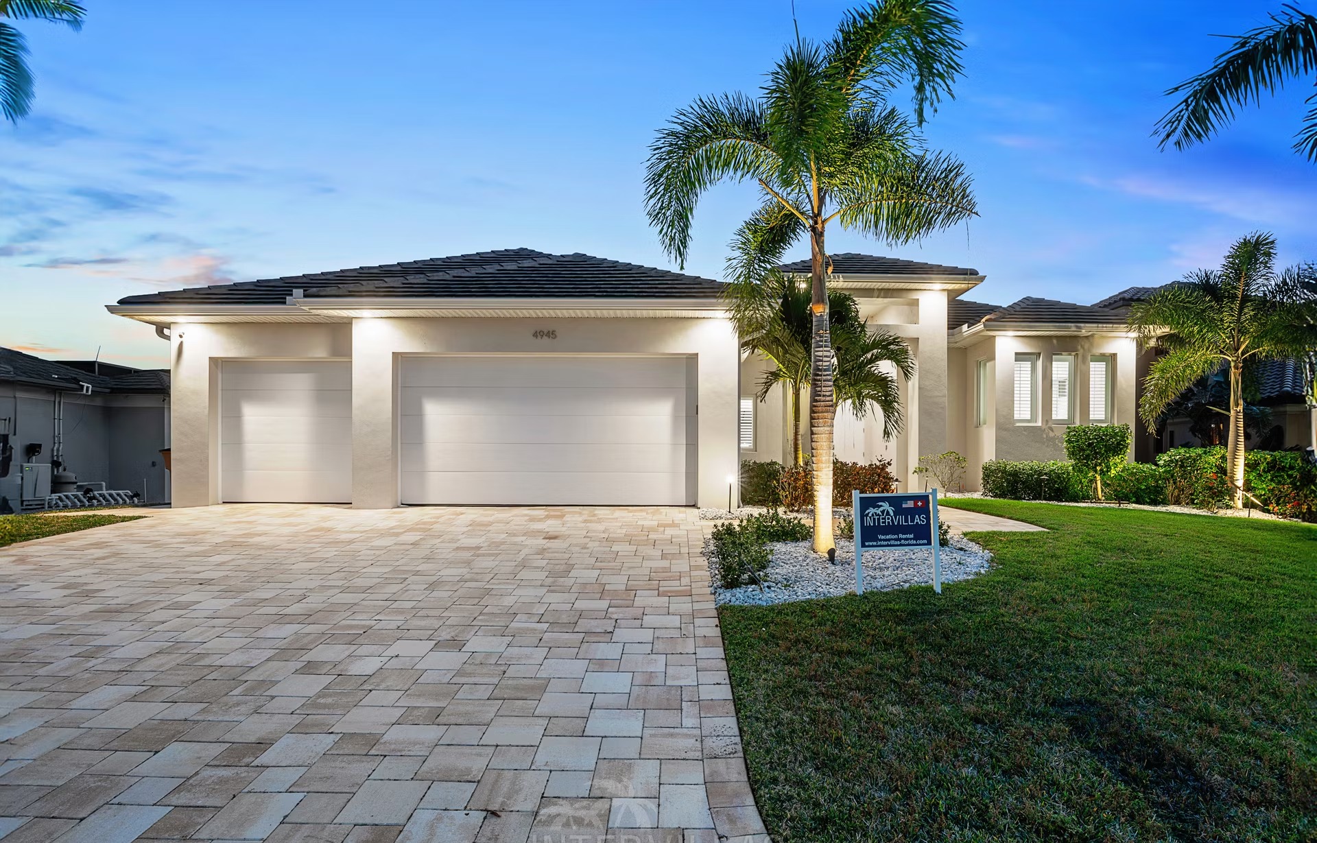 Moderne Villa am Kanal mit privatem Poolbereich in Südausrichtung.