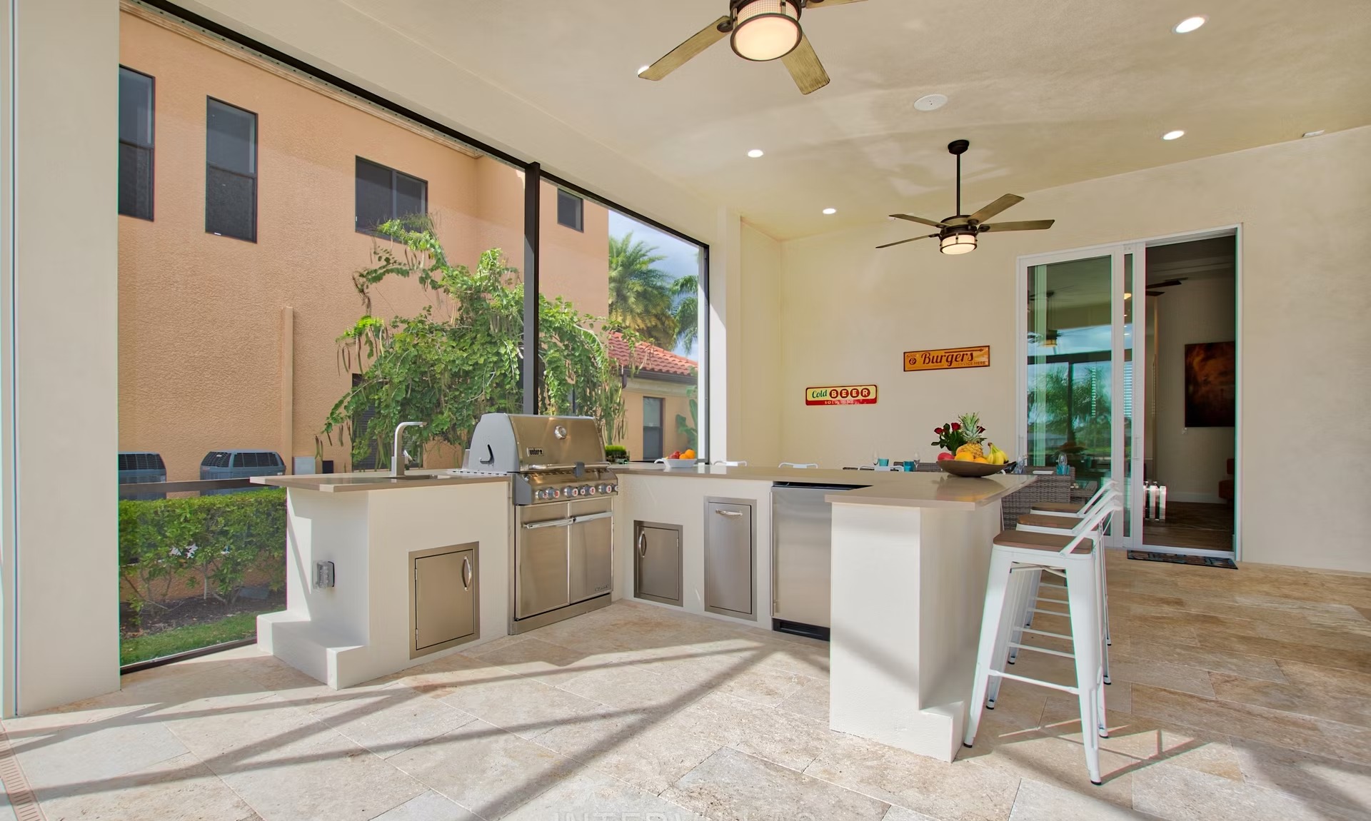 Sonniger Poolbereich mit Salzwasser-Pool und Spa direkt am Kanal.