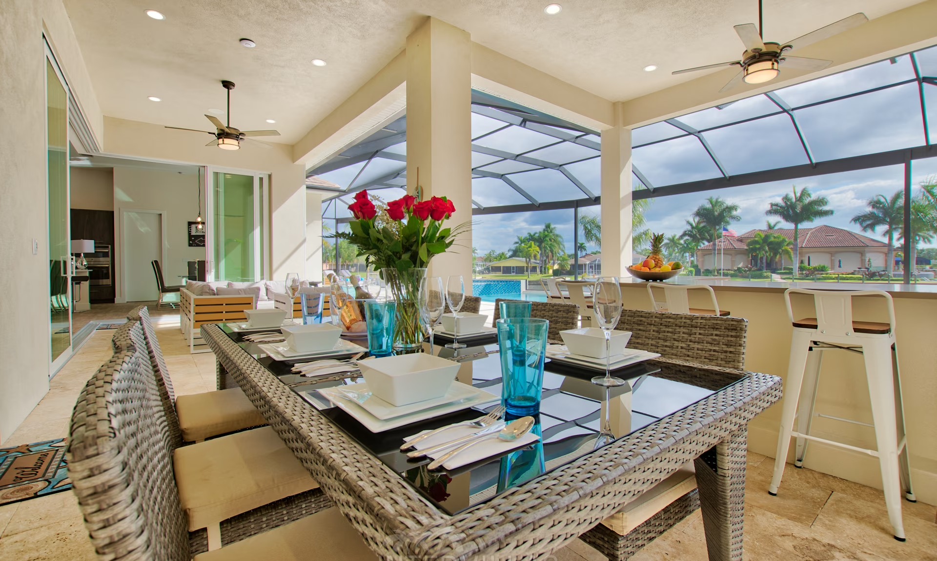 Sonniger Poolbereich mit Blick auf den Kanal und Wasserzugang.