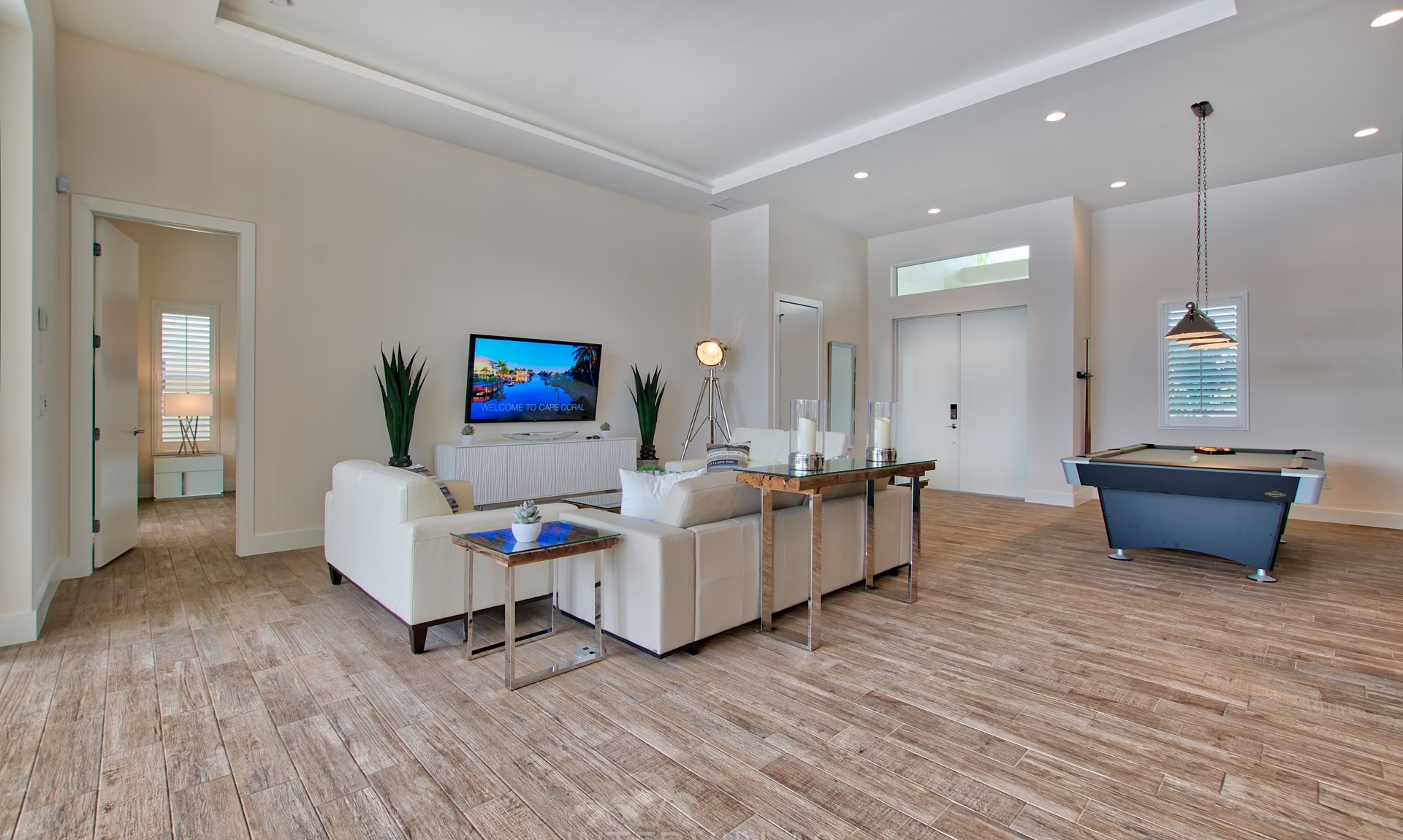 Sonniger Salzwasser-Pool mit Spa am Kanal in Südausrichtung.