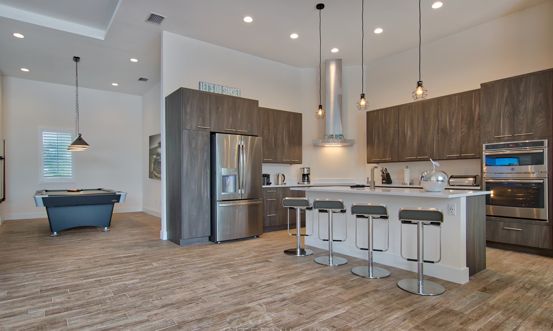 Moderner Poolbereich mit Salzwasser-Pool und Spa an der Kanaluferlage.