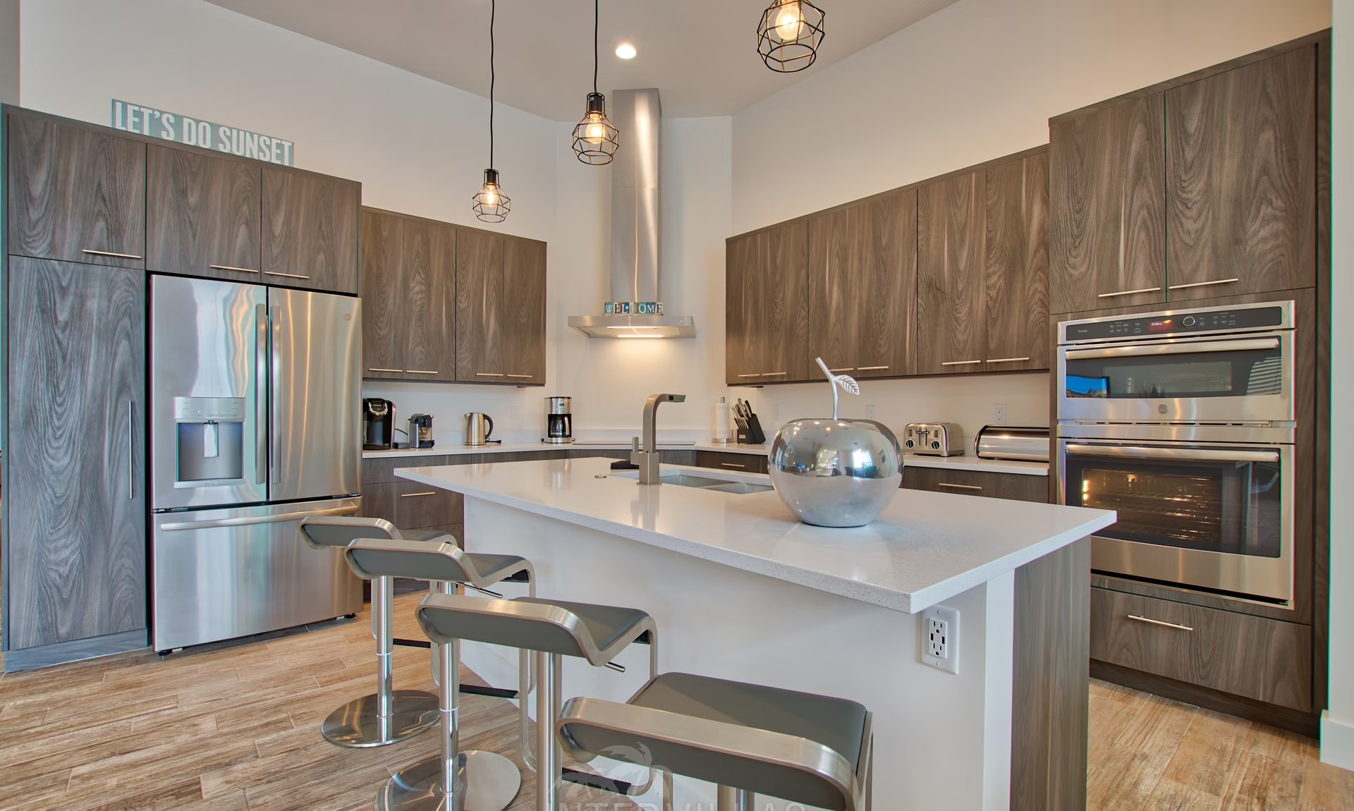 Moderner Poolbereich mit Liegen und Blick auf den Kanal.