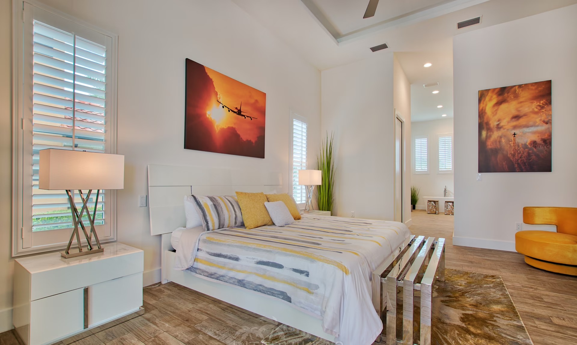 Moderner Poolbereich mit Salzwasser-Pool und Spa direkt am Kanal in Südausrichtung.