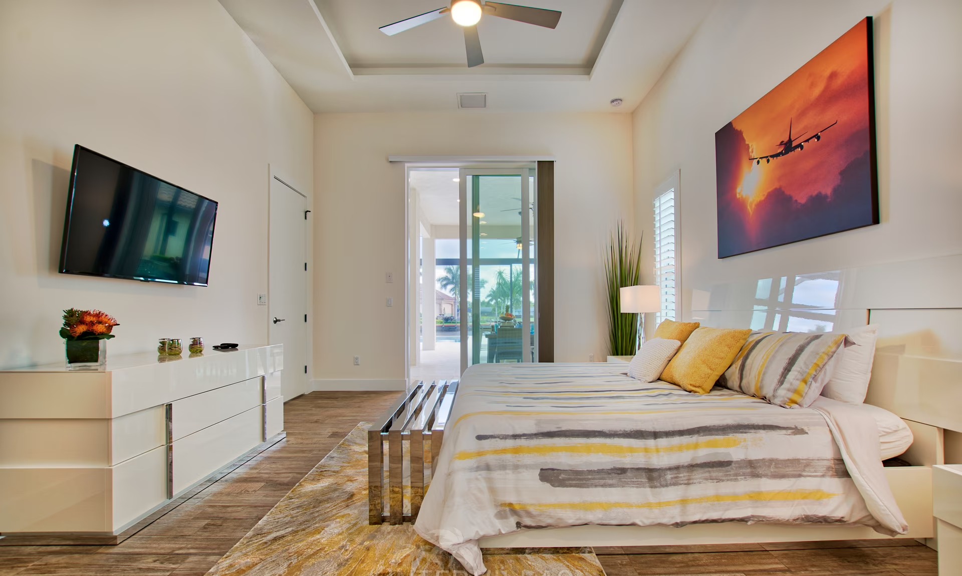 Sonniger Poolbereich mit Blick auf den Kanal.