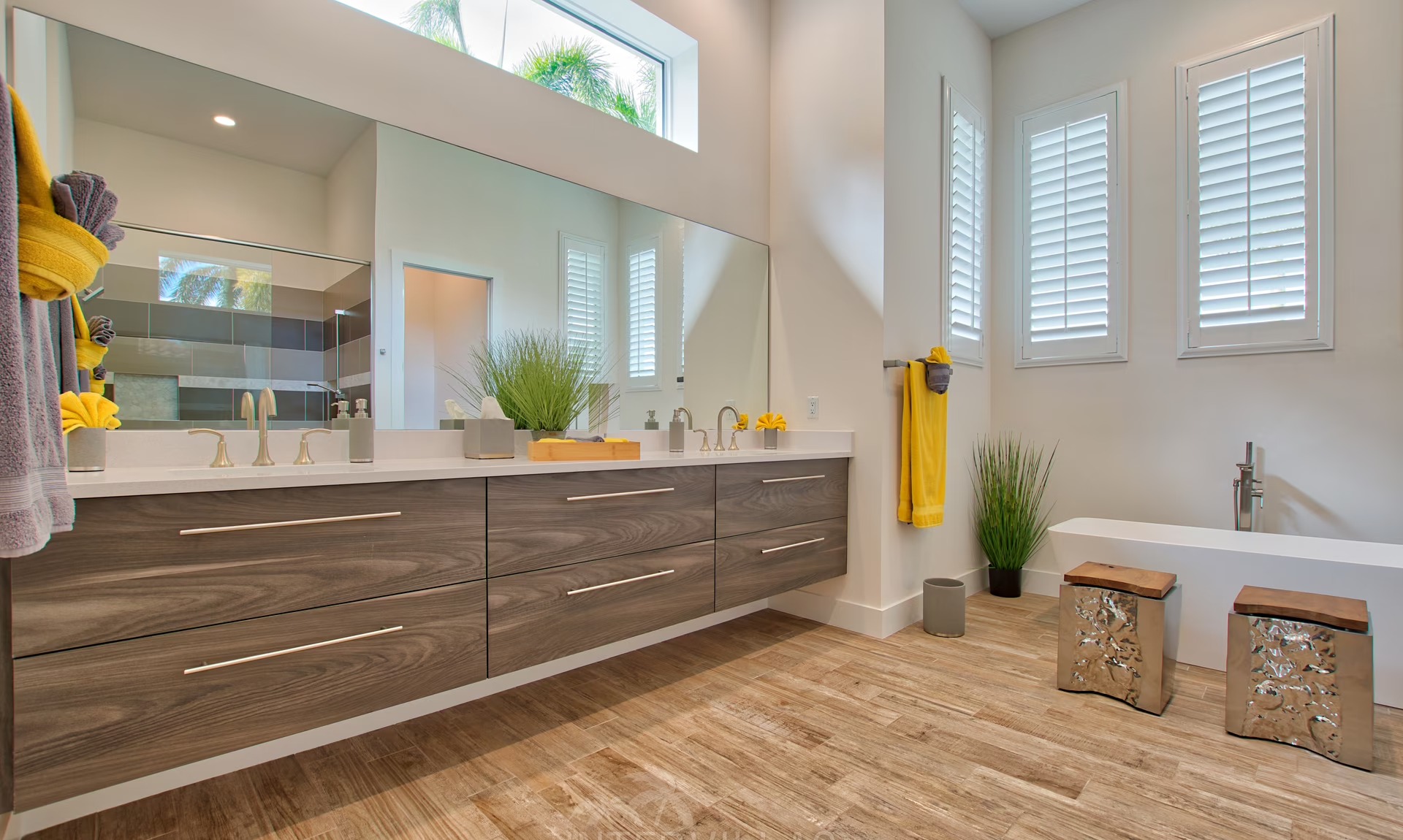 Moderner Salzwasser-Pool mit Spa und Sonnenterrasse direkt am Kanal.