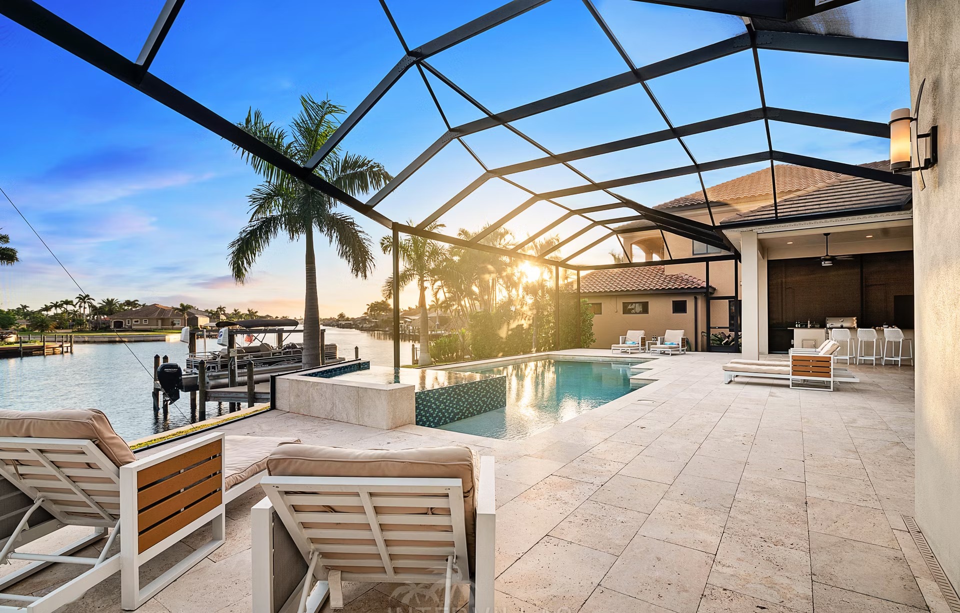 Moderne Villa am Kanal mit sonnigem Salzwasser-Pool und Spa.