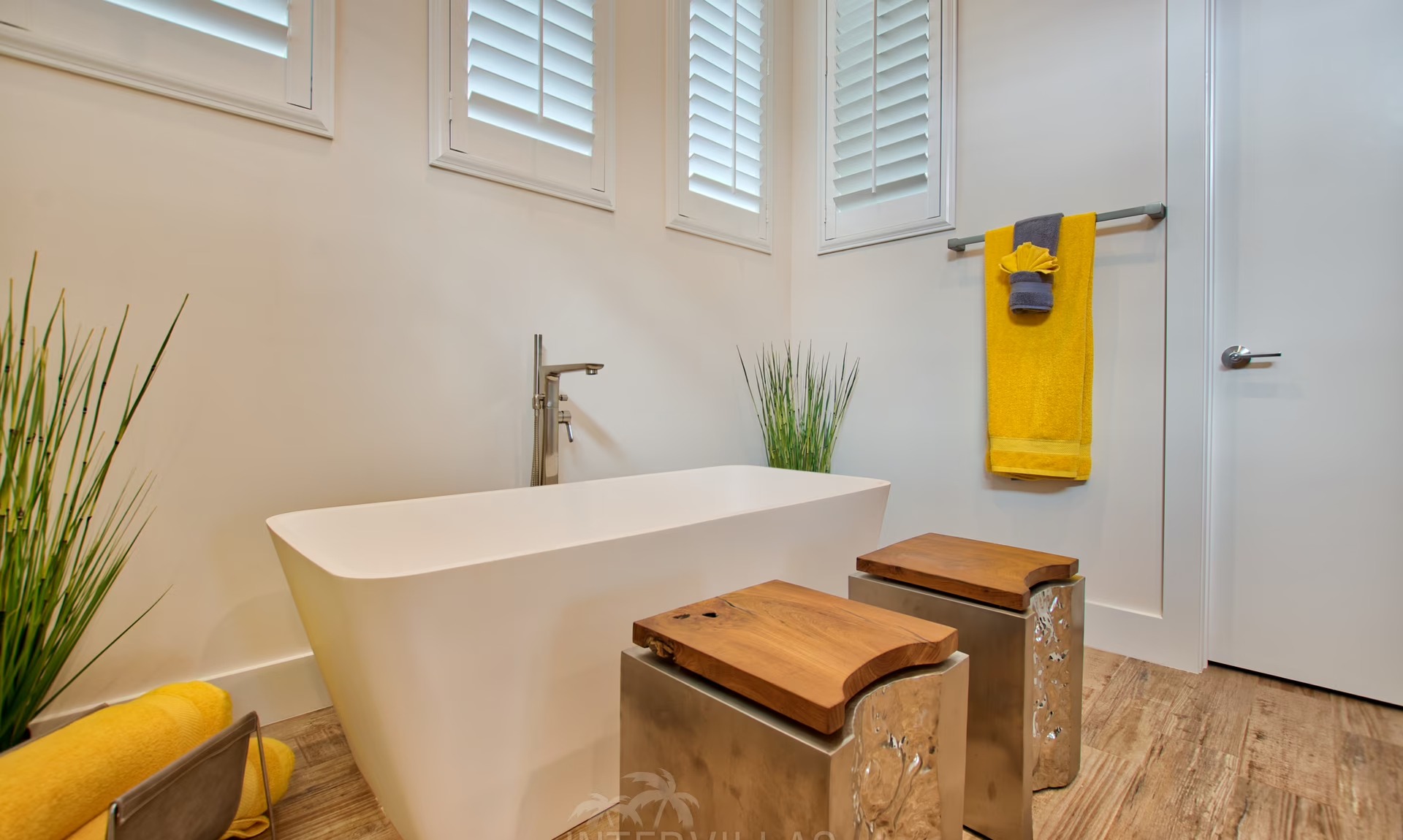 Moderne Villa am Kanal mit Poolbereich in Südausrichtung.