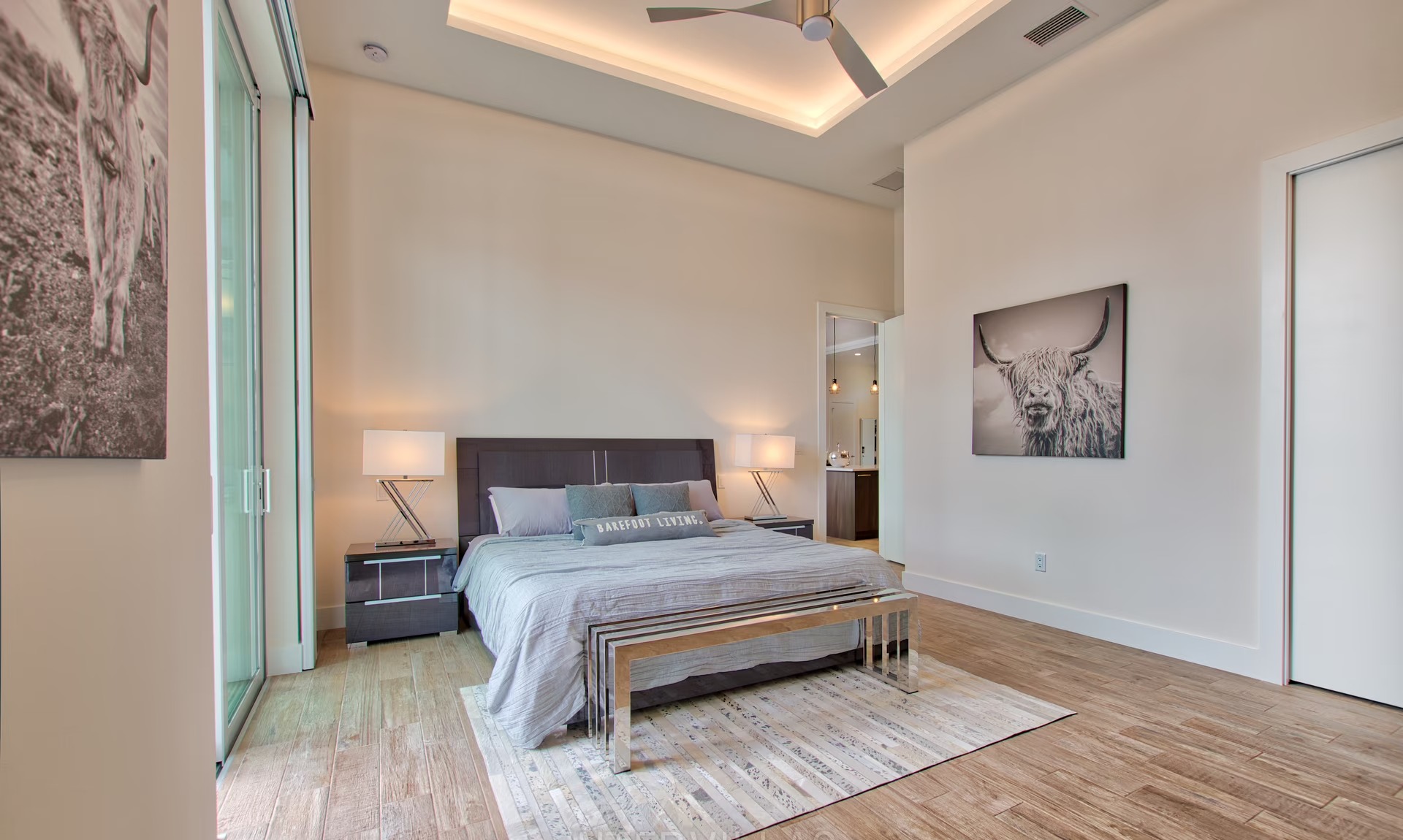 Moderne Villa am Kanal mit sonnigem Salzwasser-Pool und Spa.