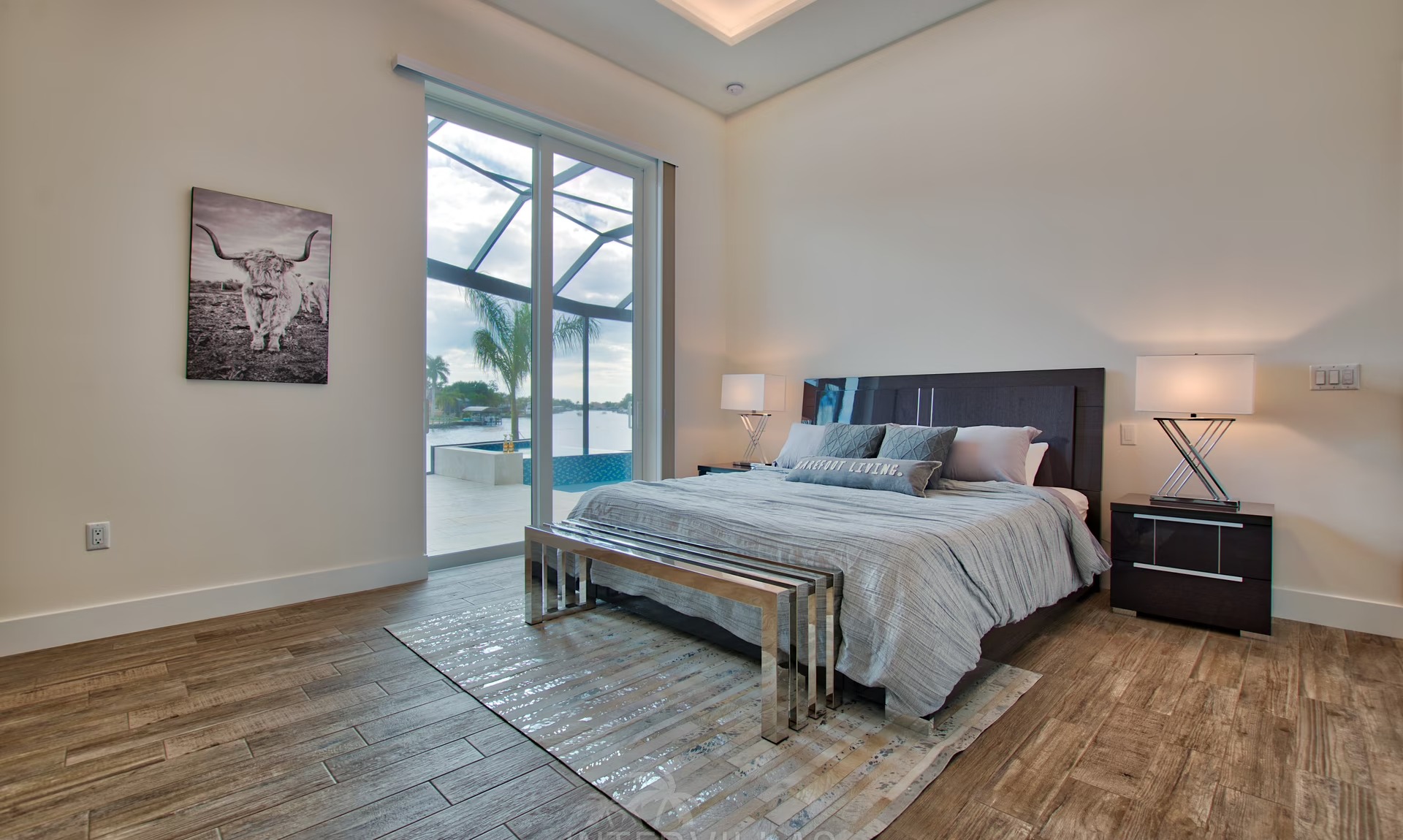 Sonniger Poolbereich mit Blick auf den Kanal.