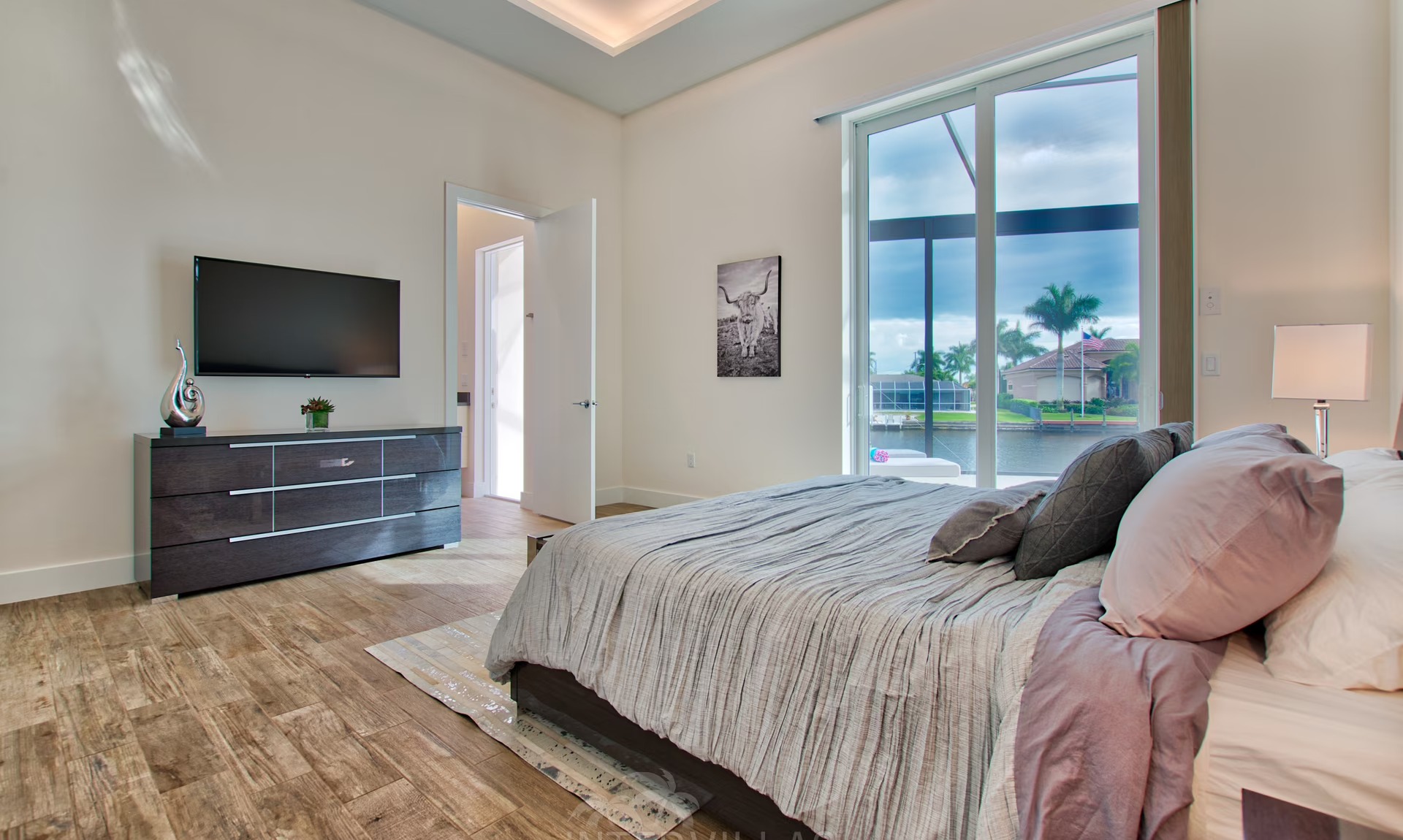 Moderner Poolbereich mit Salzwasser-Pool und Spa an einem Kanal in Cape Coral.