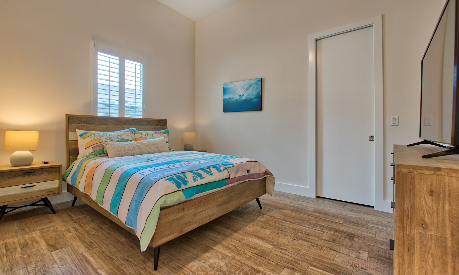 Moderner Poolbereich mit Salzwasser-Pool und Spa am Kanal in Cape Coral.