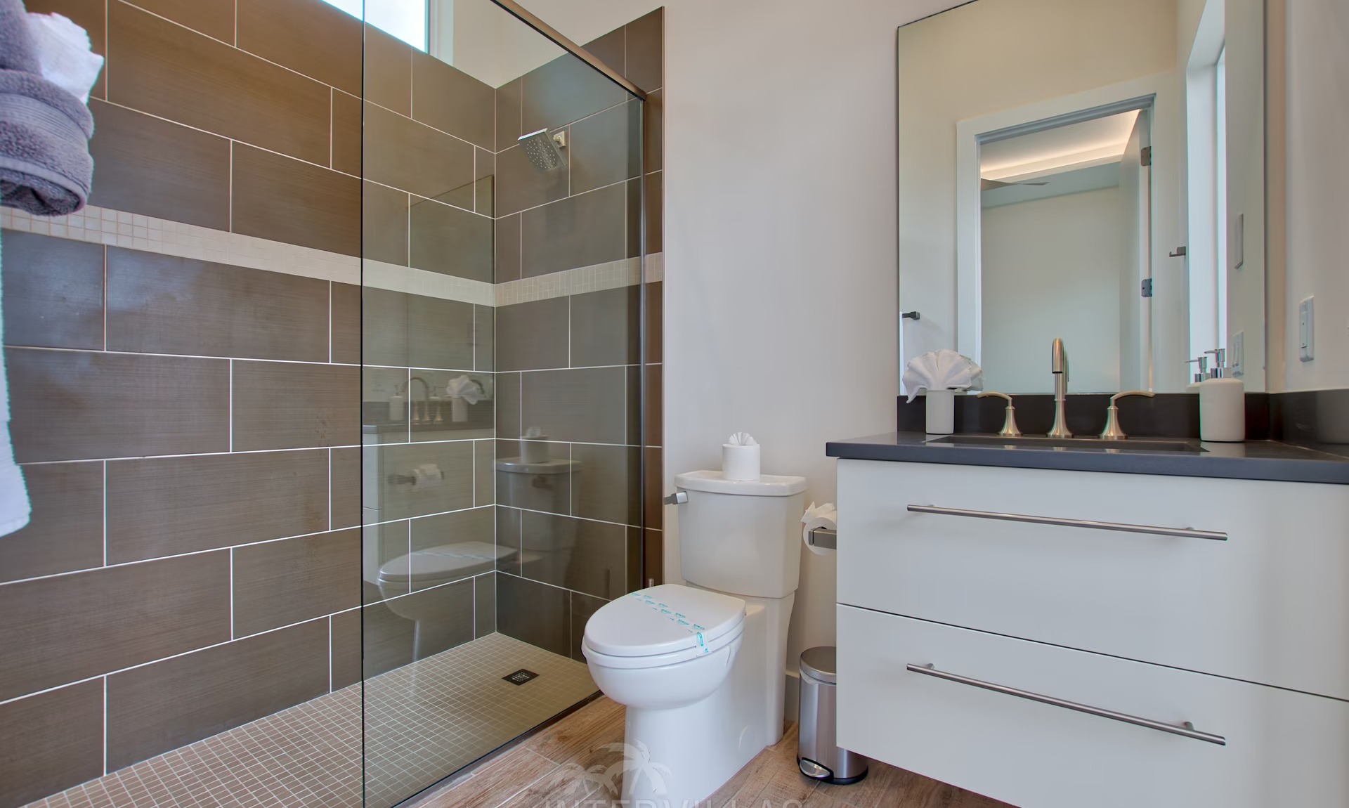 Südseitiger Pool- und Terrassenbereich am Kanal mit Blick aufs Wasser.