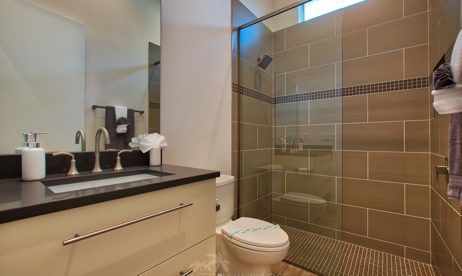 Moderne Villa am Kanal mit Poolbereich in Südausrichtung.