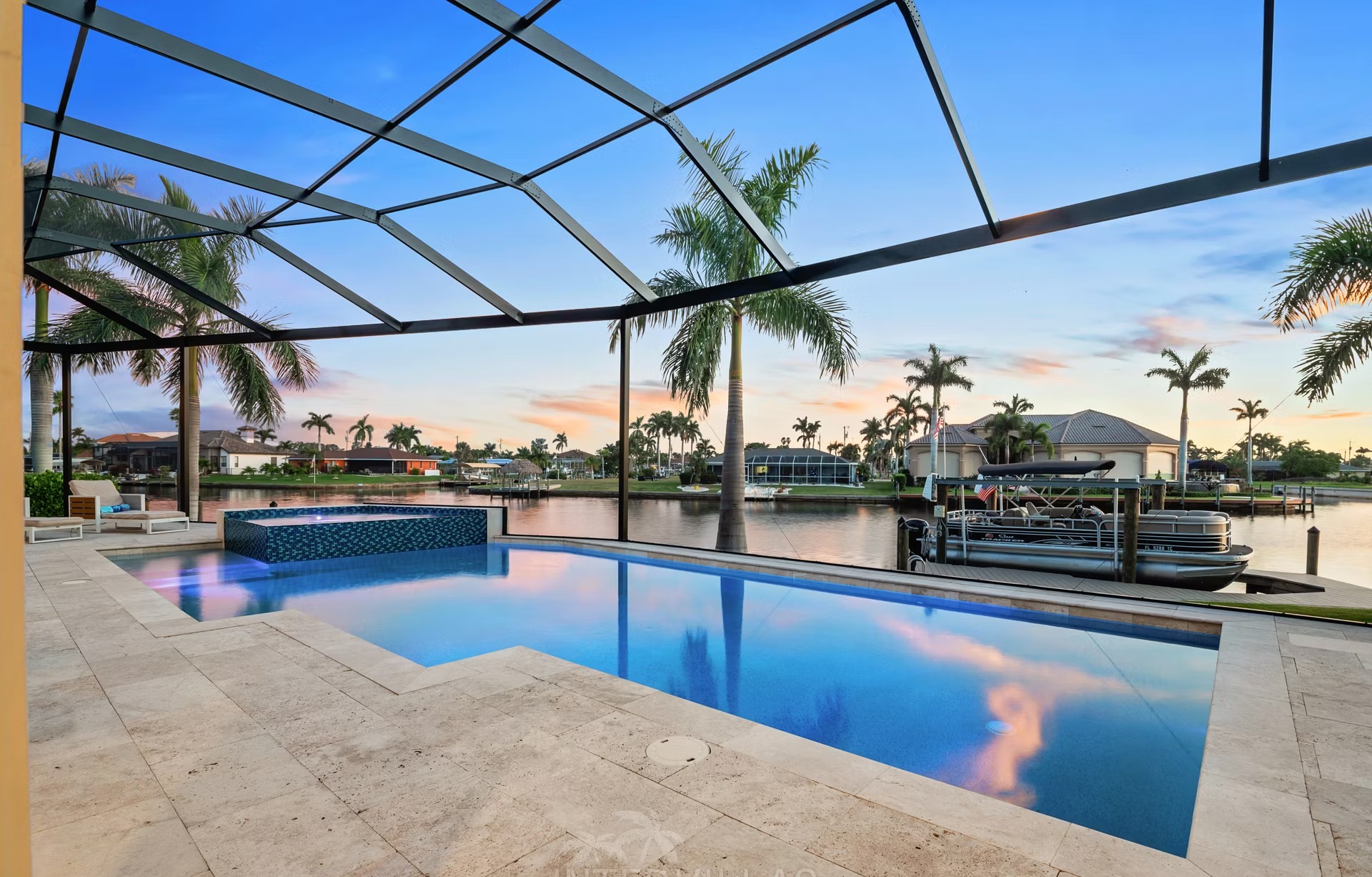 Moderner Poolbereich mit Blick auf den Kanal, Liegen und Sitzbereich in Südausrichtung.