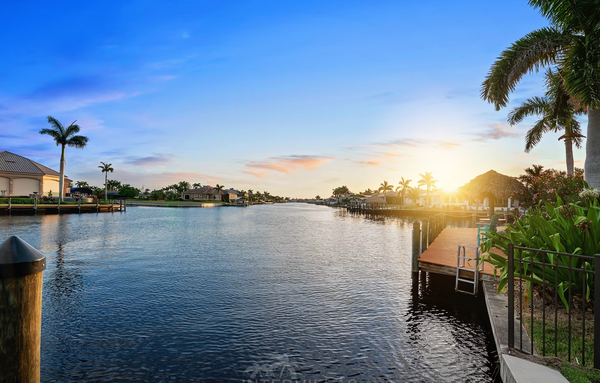 Sonniger Pool- und Terrassenbereich am Kanal mit Wasserblick.