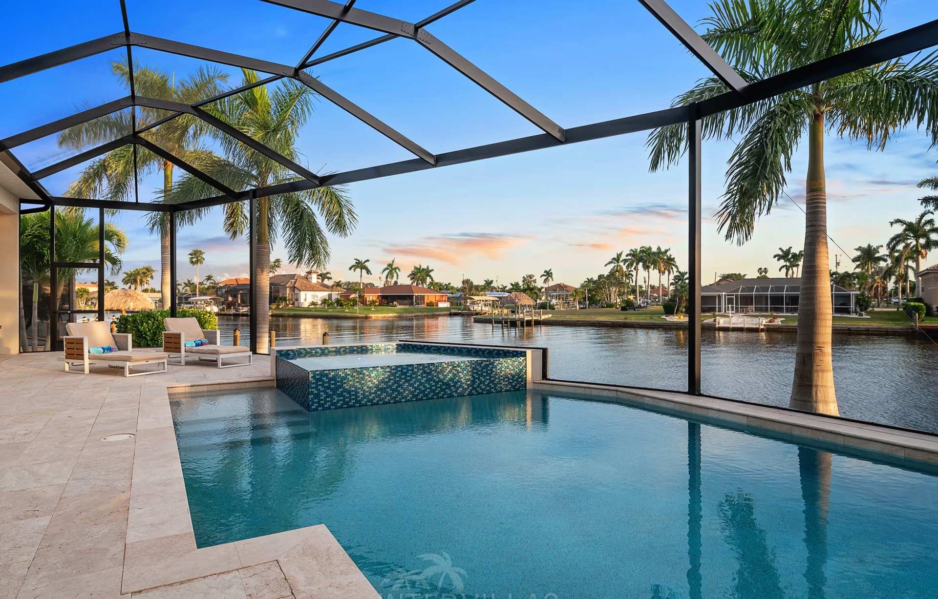 Moderne Villa am Kanal mit sonnigem Salzwasser-Pool und Spa.