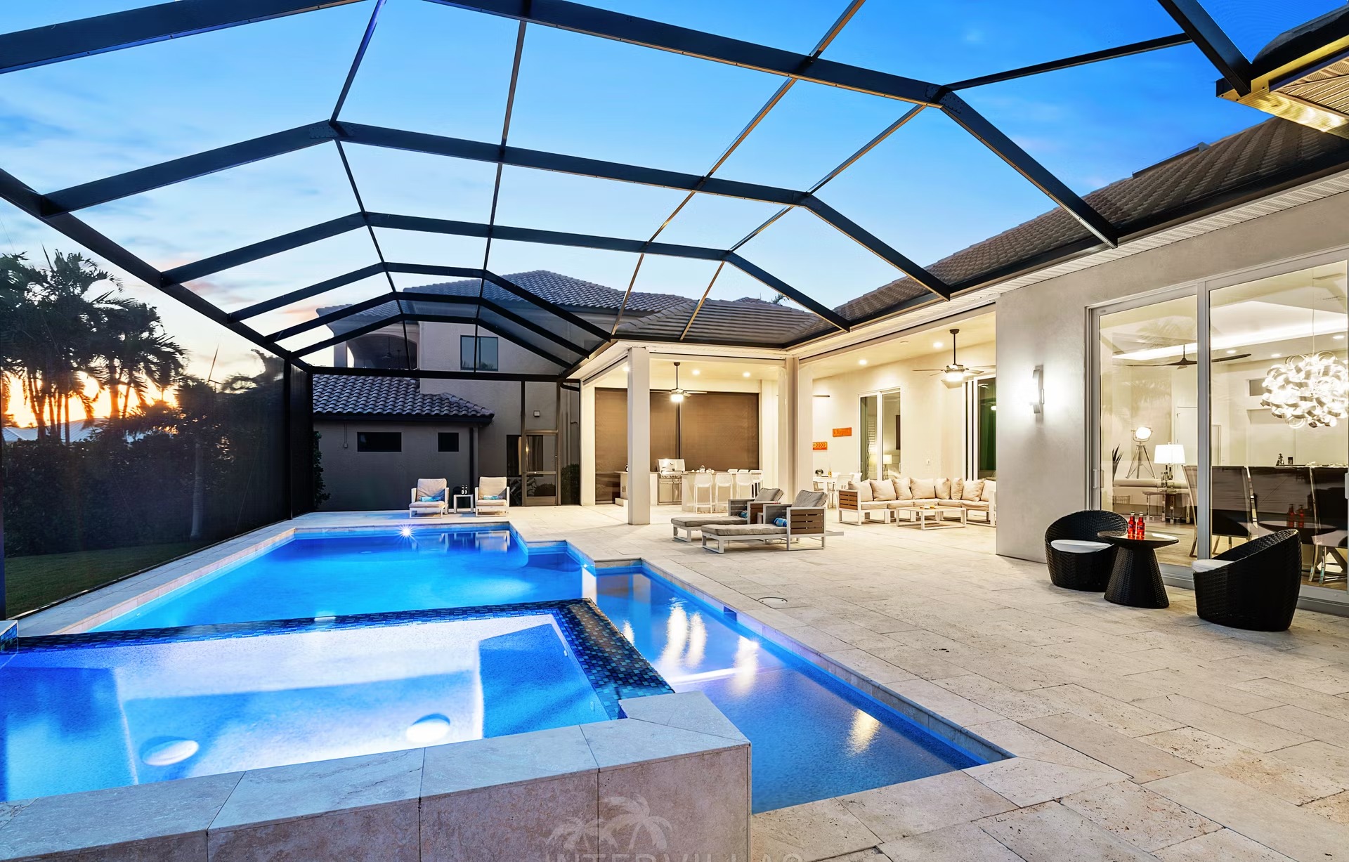 Moderner Poolbereich mit Salzwasser-Pool und Spa an einem Kanal in Cape Coral.