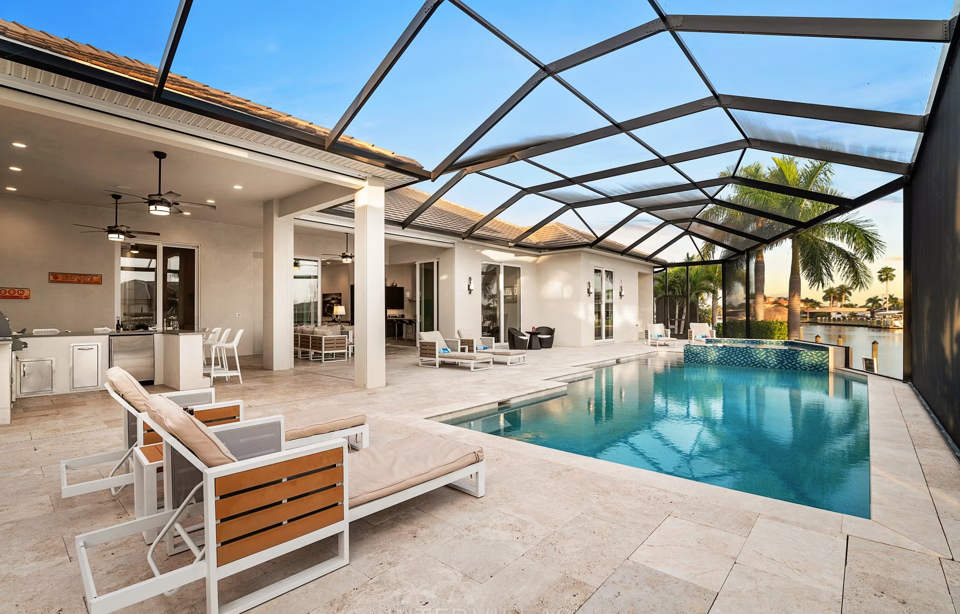 Moderner Poolbereich mit Salzwasser-Pool und Spa am Kanal in Südausrichtung.