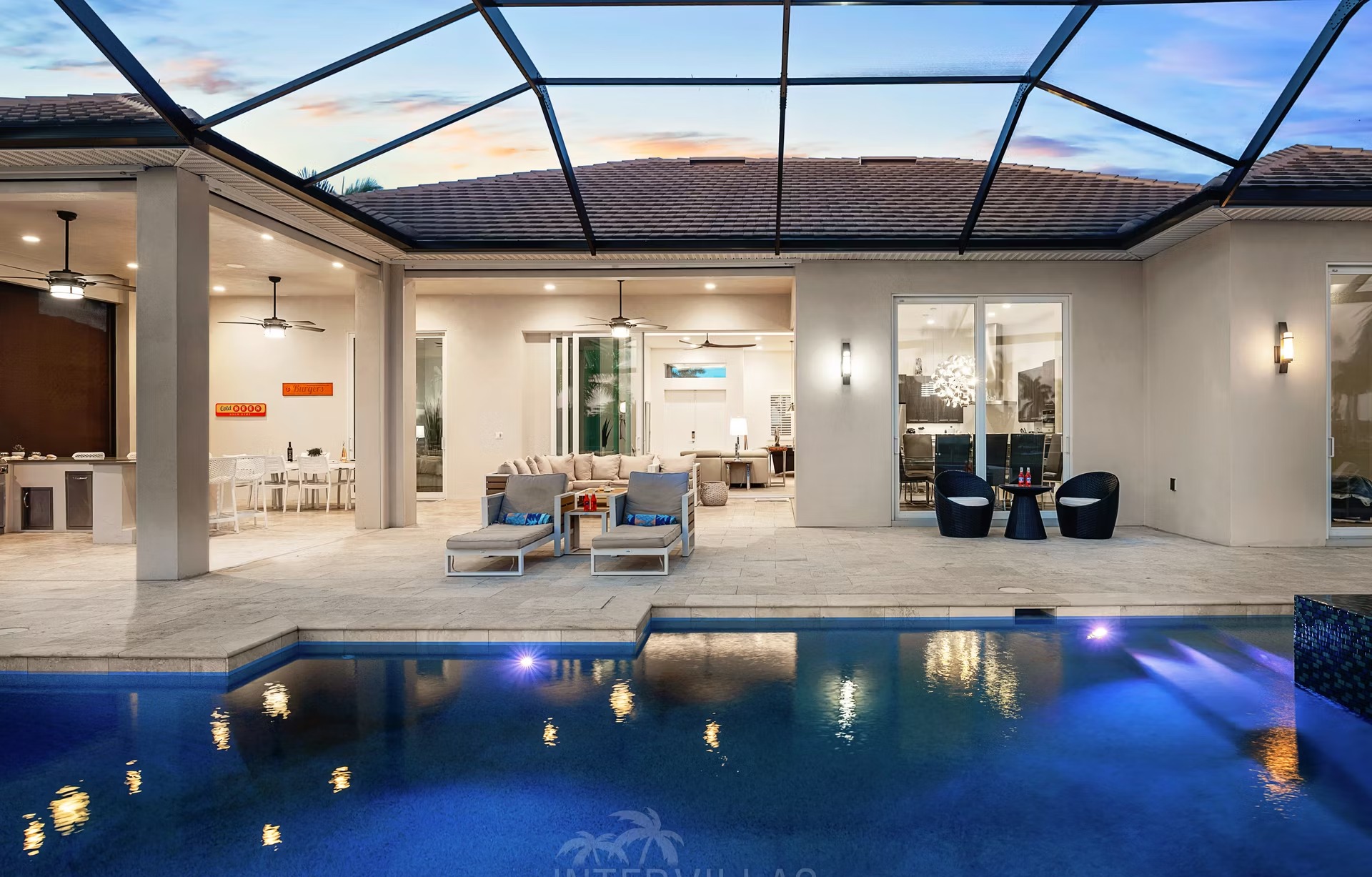 Moderner Poolbereich mit Salzwasser-Pool und Spa am Kanal in Südausrichtung.