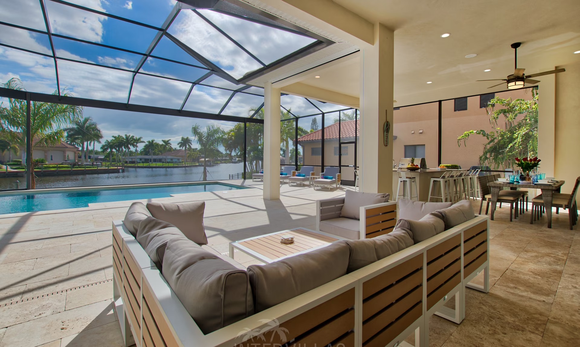 Moderner Poolbereich mit Liegen und Blick auf den Kanal.