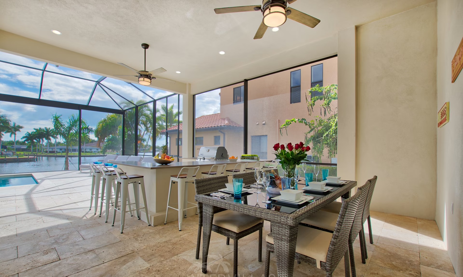 Moderne Villa am Kanal mit sonnigem Salzwasser-Pool und Spa.