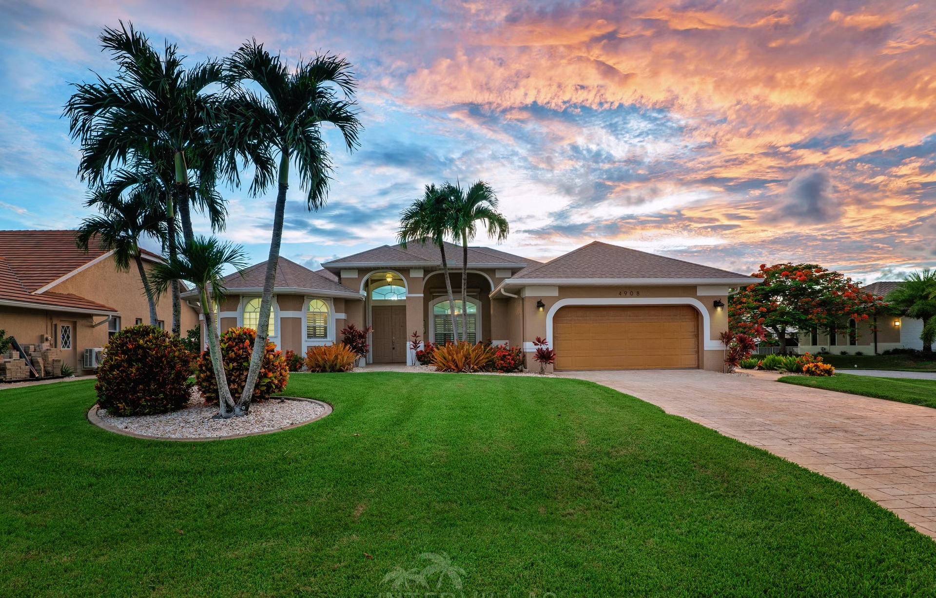 Modernisierte Waterfront-Villa mit Pool, Jacuzzi, Lanai und privatem Bootsdock am Kanal.