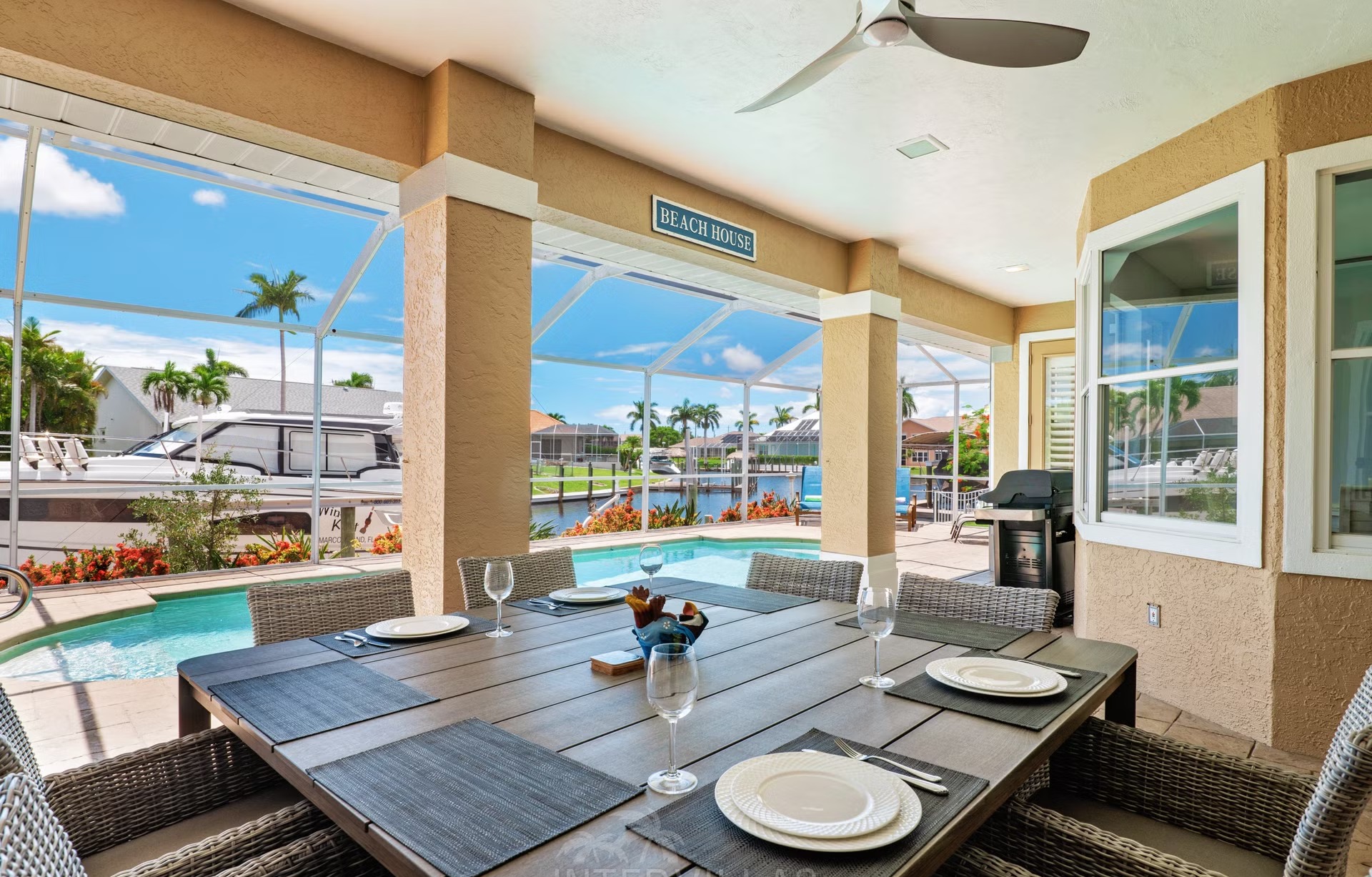 Moderne Waterfront-Villa mit Pool, Jacuzzi und privatem Bootssteg am Kanal.