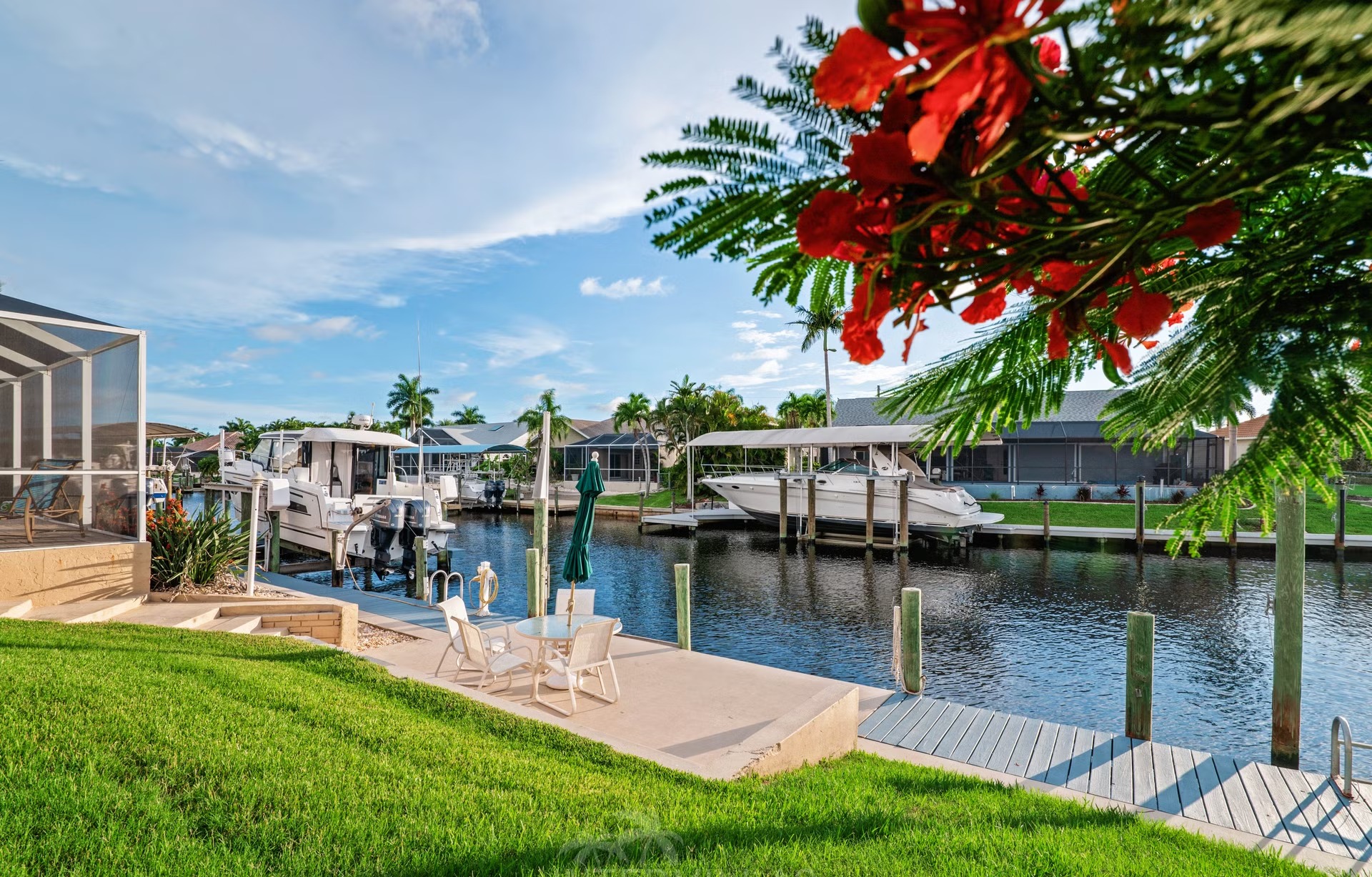 Moderne Waterfront-Villa mit Pool, Jacuzzi und privatem Bootsdock am Kanal.