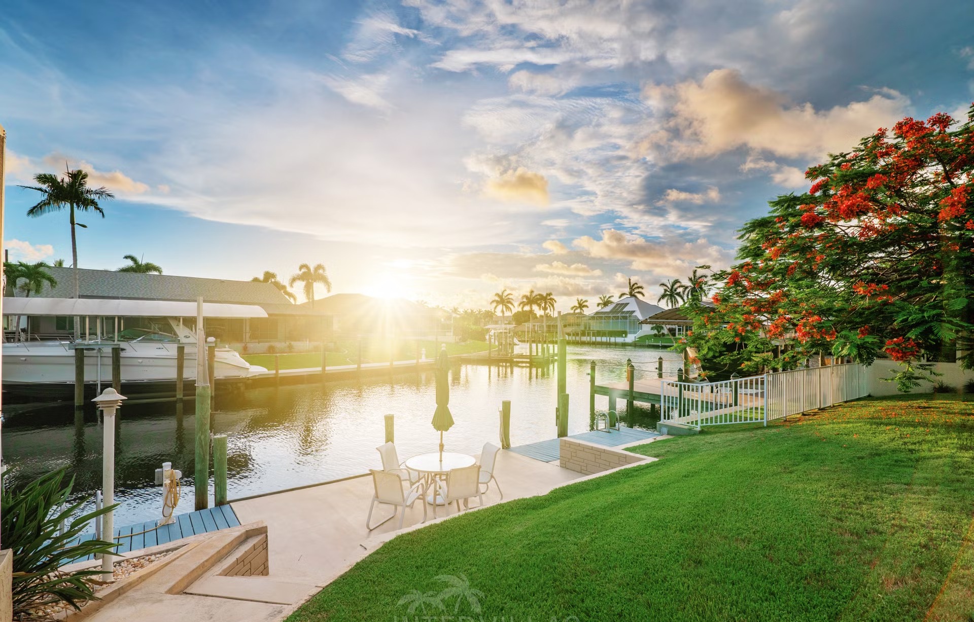 Modernisierte Waterfront-Villa in Cape Coral mit Pool, Jacuzzi und privatem Bootsdock am Kanal.
