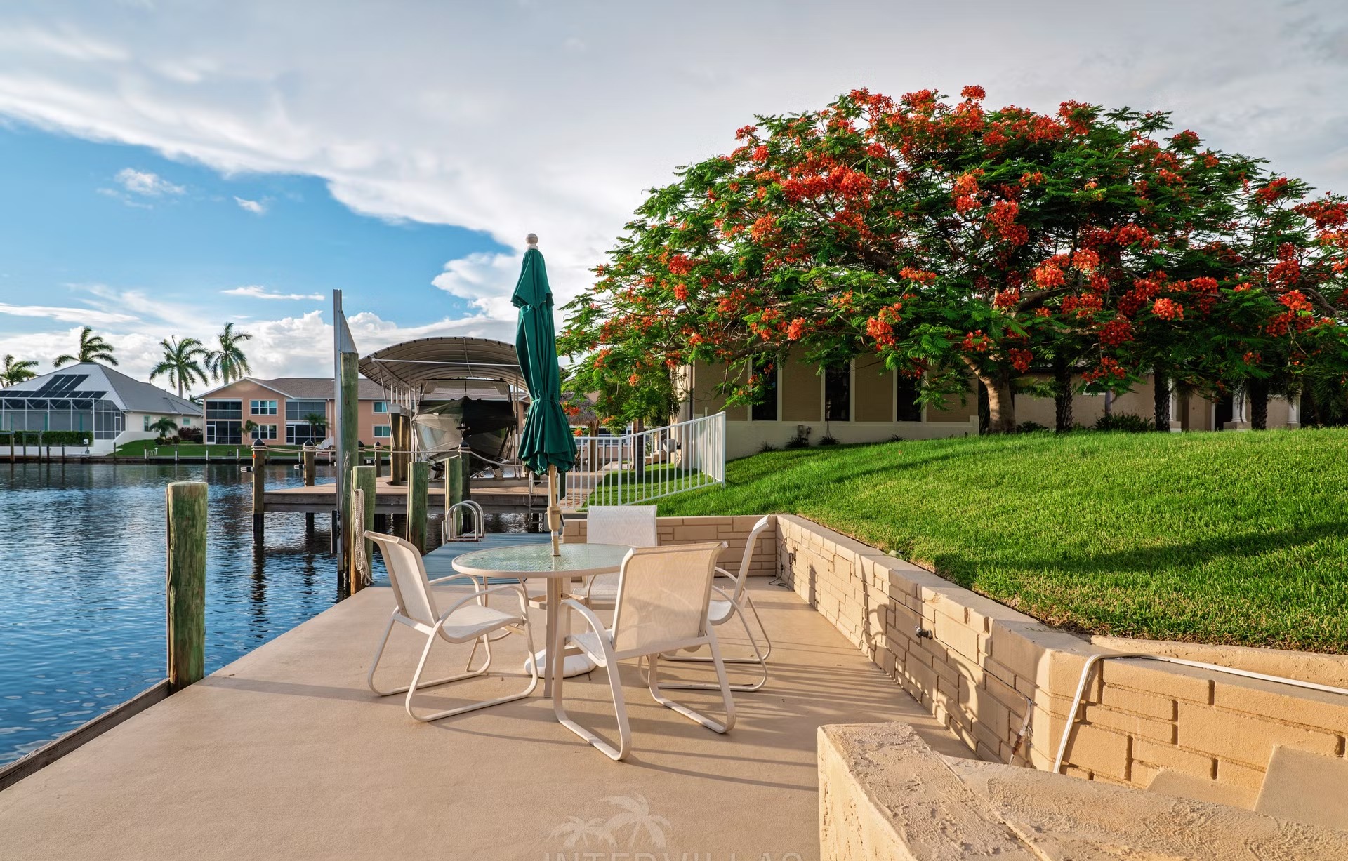 Moderne Waterfront-Villa mit Pool, Jacuzzi und privatem Dock am Kanal.