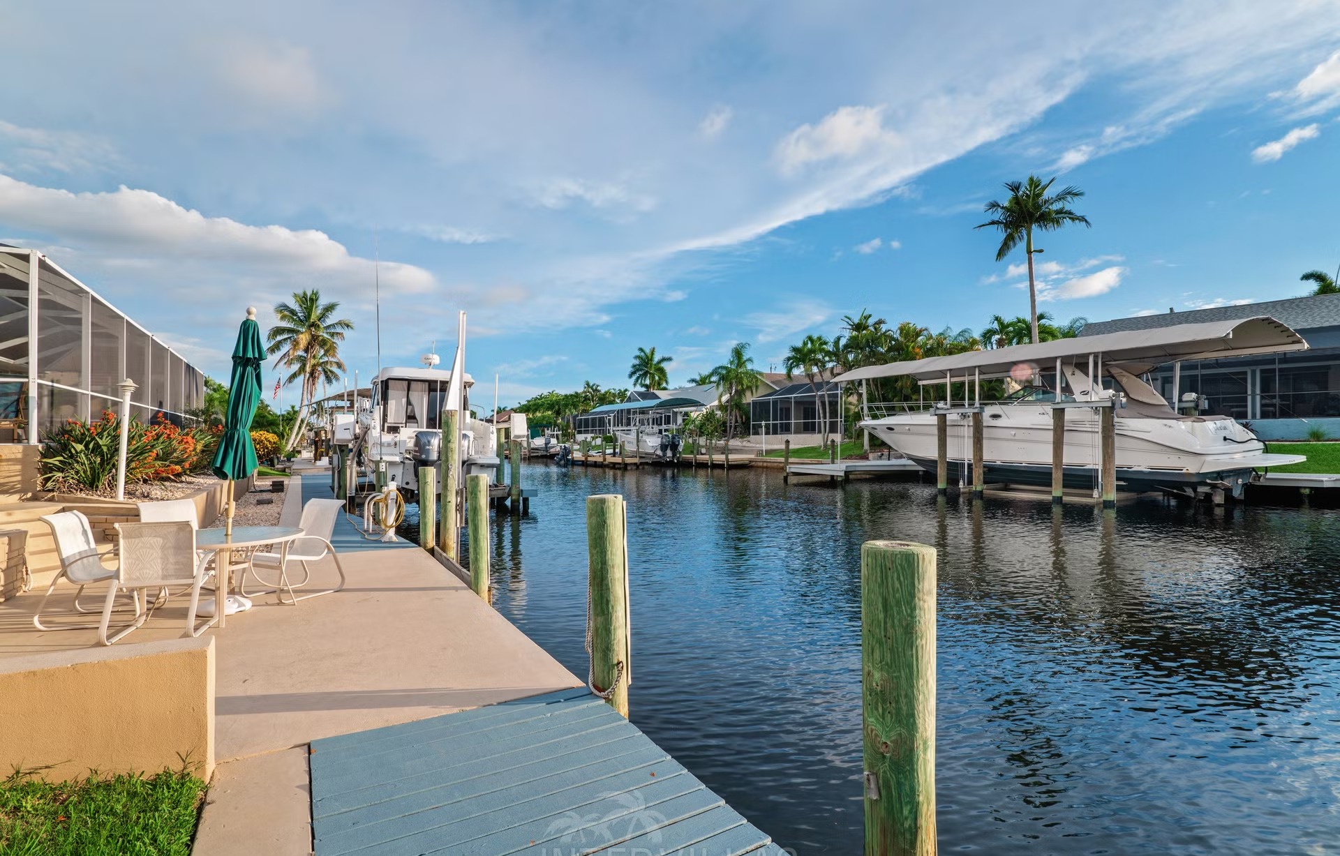 Moderne Waterfront-Villa mit Pool, Jacuzzi und privatem Bootssteg am Kanal.