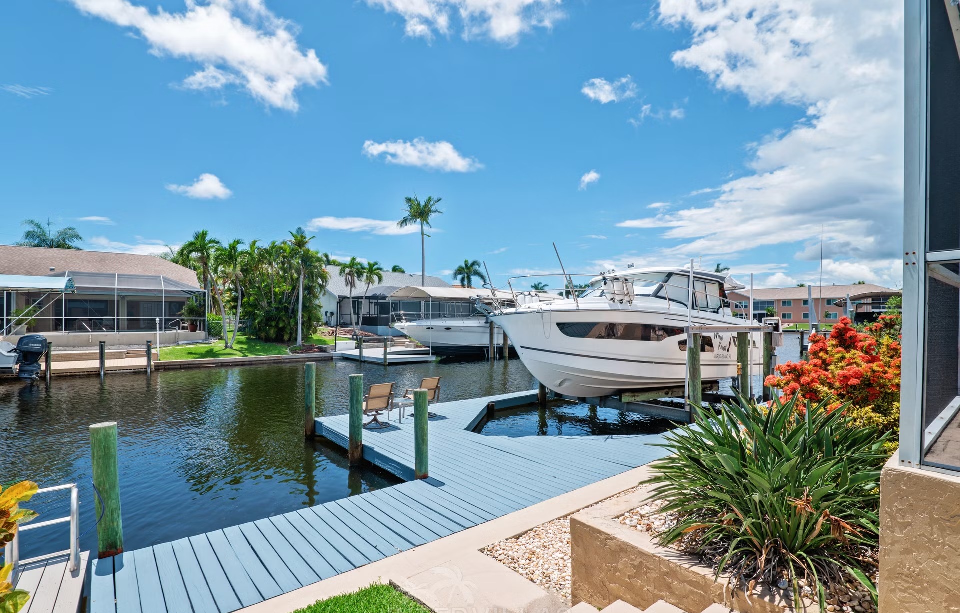 Moderne Waterfront-Villa mit Pool, Jacuzzi und eigenem Bootssteg am Kanal.