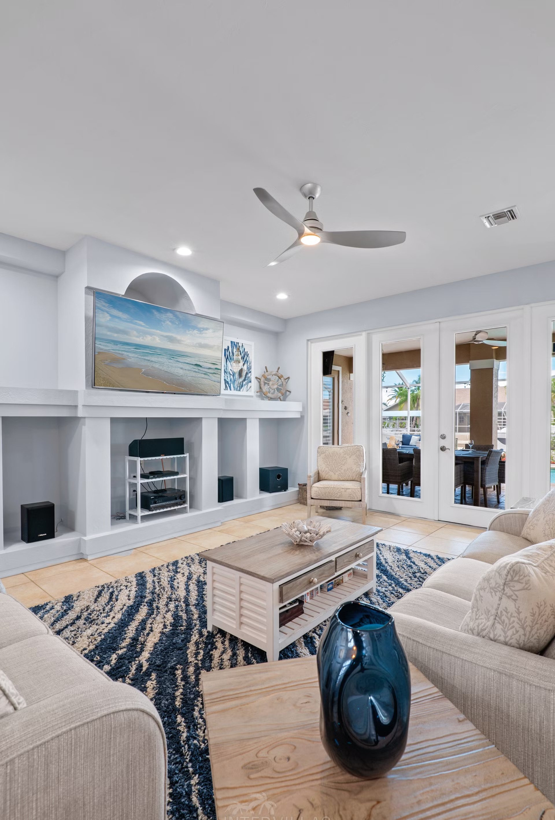 Moderne Waterfront-Villa mit Pool, Jacuzzi und privatem Bootssteg am Kanal.