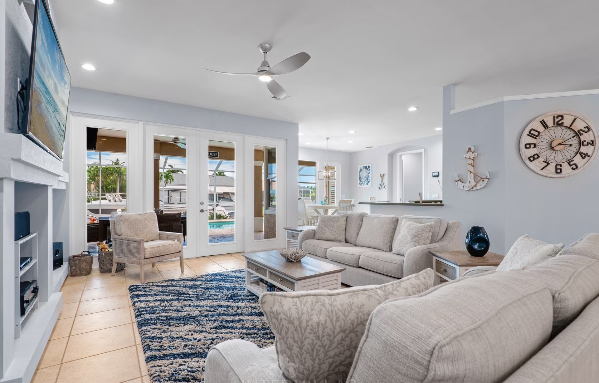 Moderne Waterfront-Villa mit Pool, Jacuzzi und privatem Dock am Kanal in Cape Coral.