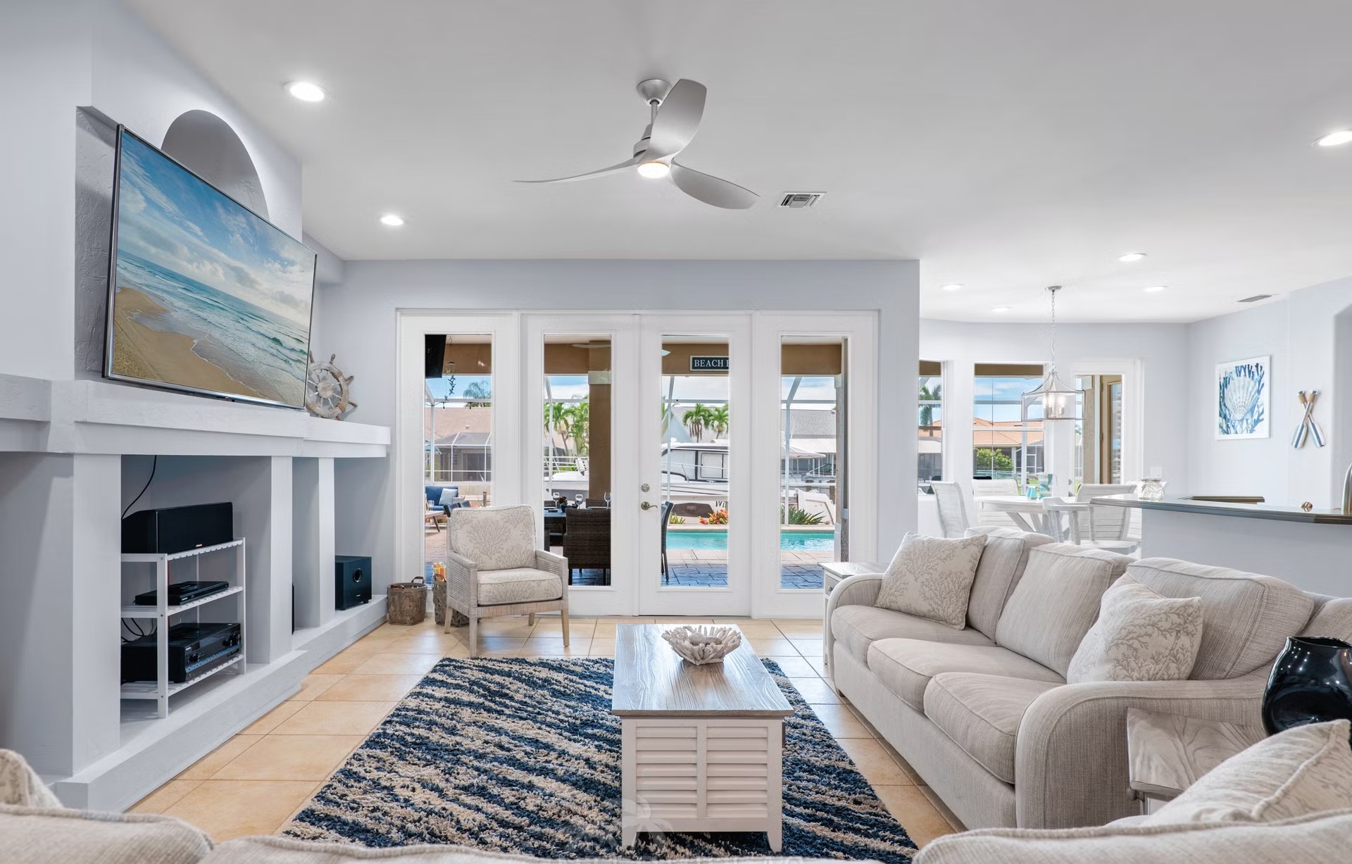 Moderne Waterfront-Villa mit Pool, Jacuzzi und privatem Bootsdock am Kanal in Cape Coral.
