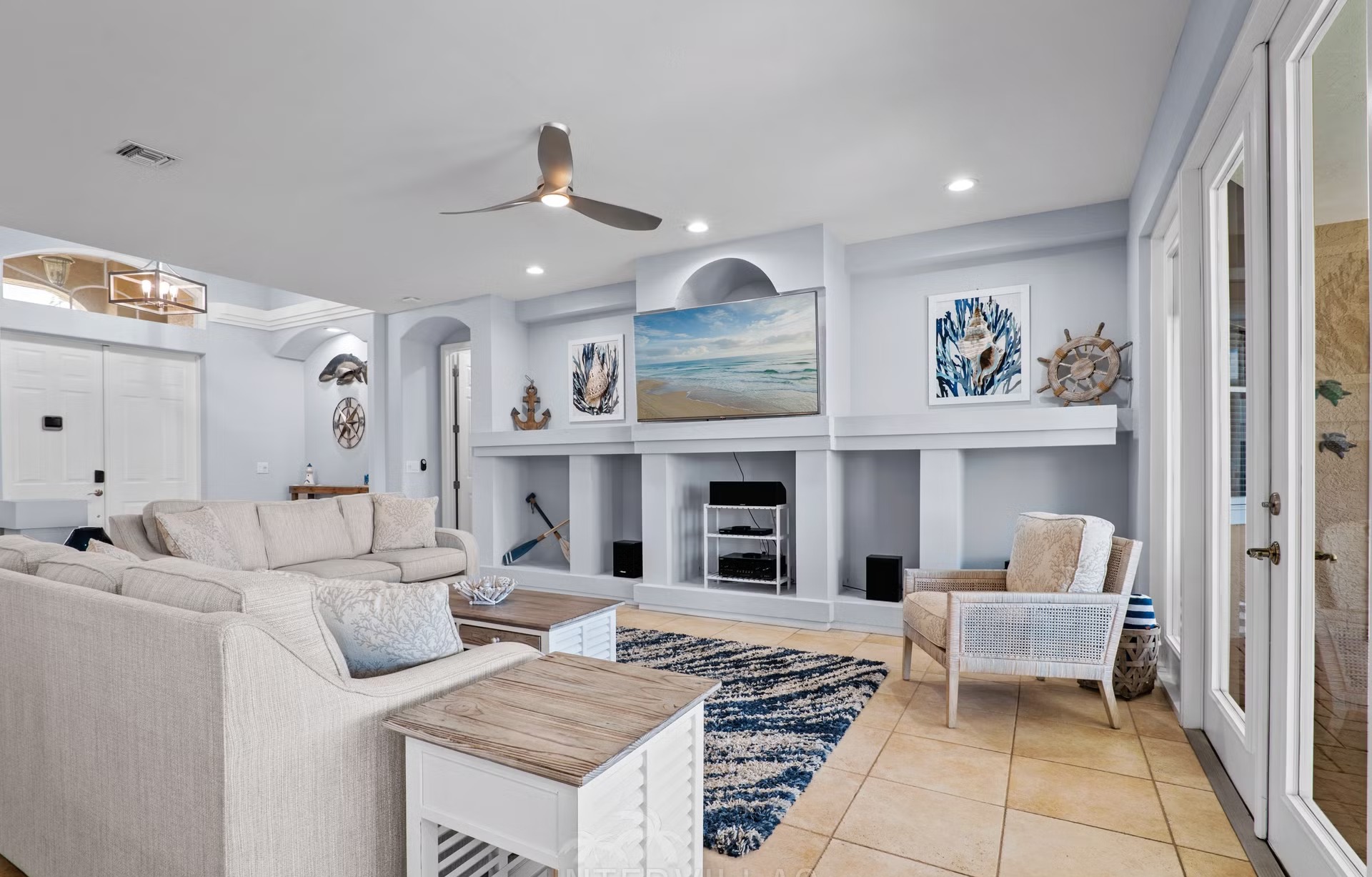 Moderne Waterfront-Villa mit Pool, Jacuzzi und privatem Bootssteg am Kanal.