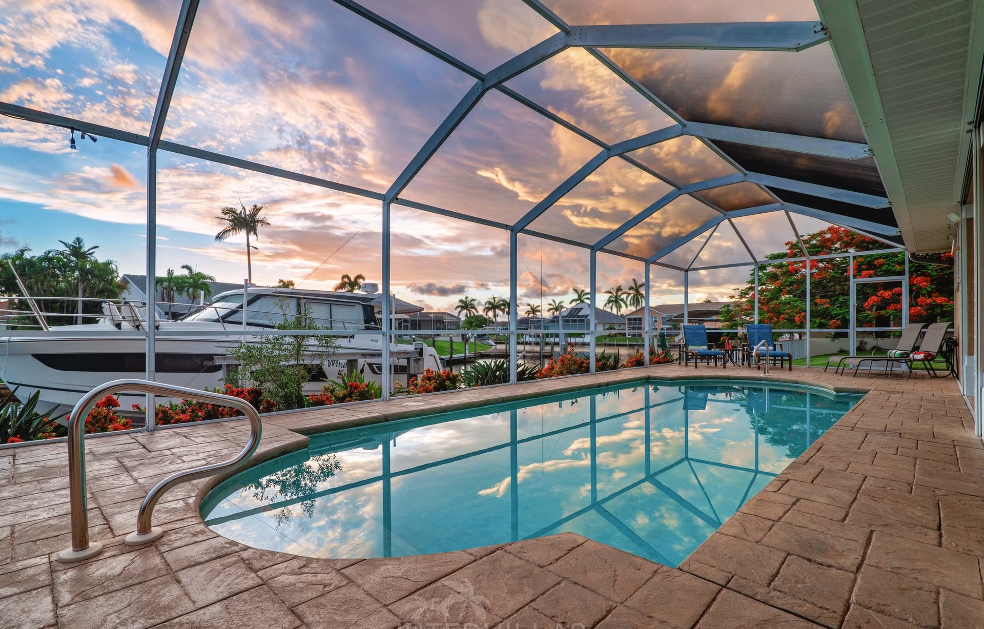 Modernisierte Waterfront-Villa mit Pool, Jacuzzi und privatem Bootssteg am Kanal.