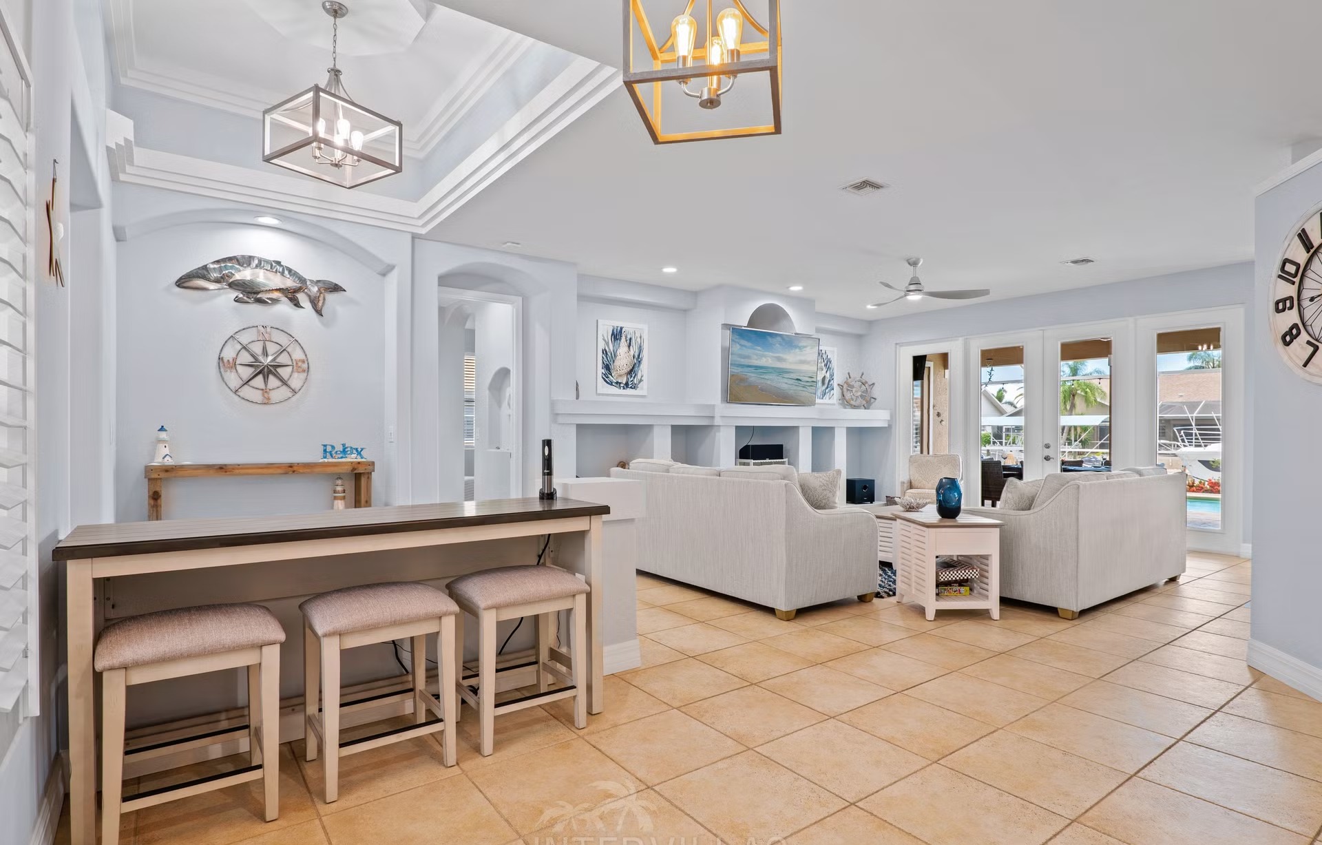 Moderne Waterfront-Villa mit Pool, Jacuzzi und privatem Dock am Kanal.