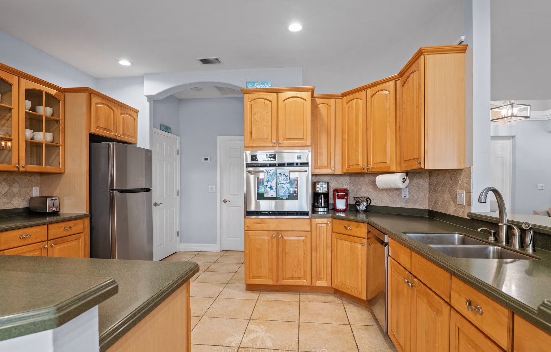 Moderne Waterfront-Villa mit Pool, Jacuzzi und privatem Bootssteg am Kanal.