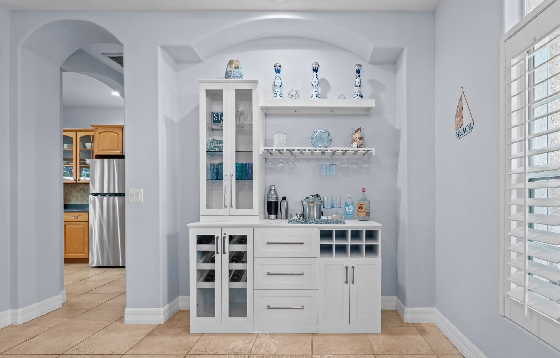 Moderne Waterfront-Villa mit Pool, Jacuzzi und Bootsdock am Kanal.